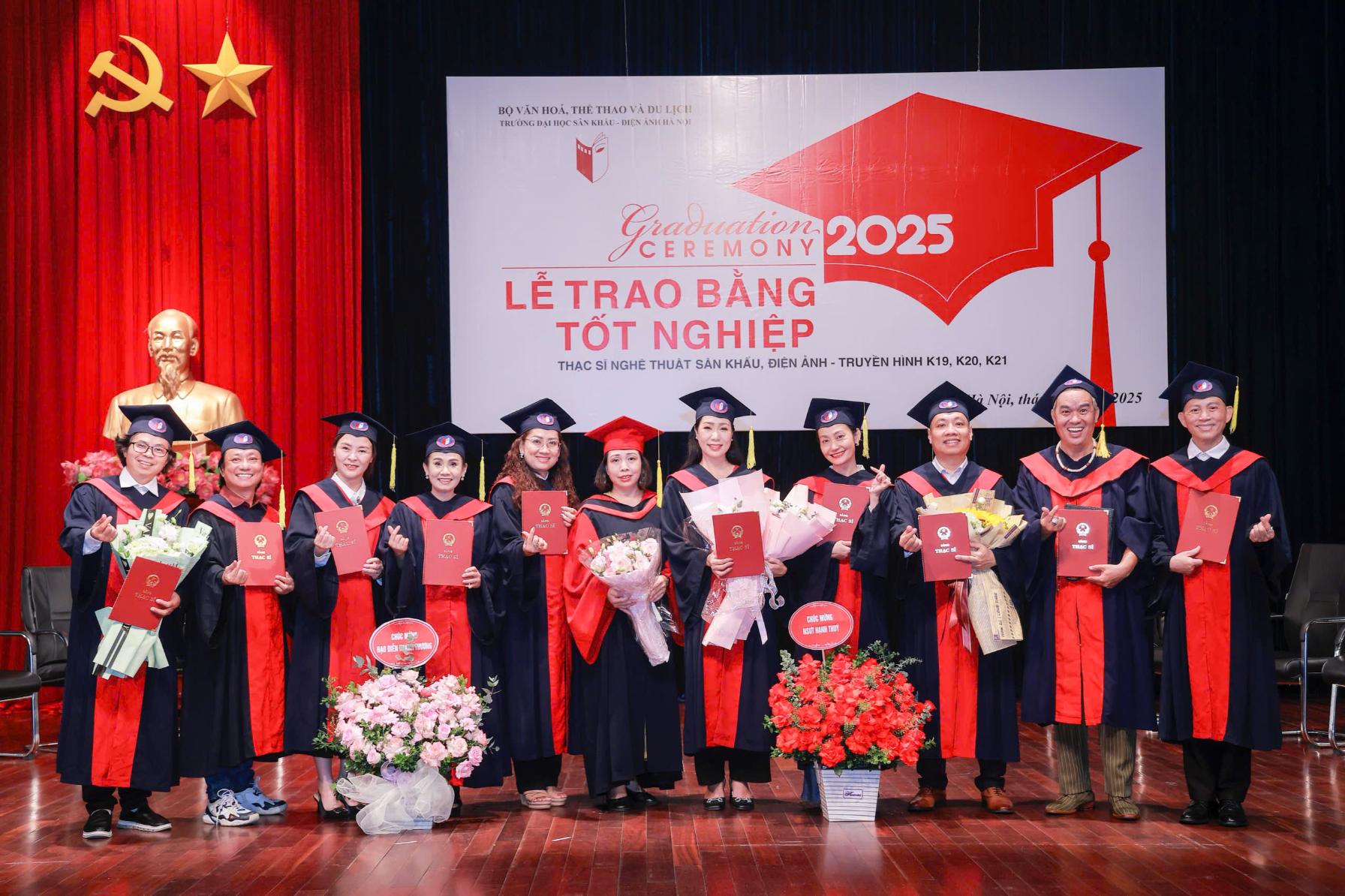 Trịnh Kim Chi tốt nghiệp thạc sĩ 19 NSND Trịnh Kim Chi hạnh phúc bên gia đình nhận bằng Thạc sĩ tại Hà Nội