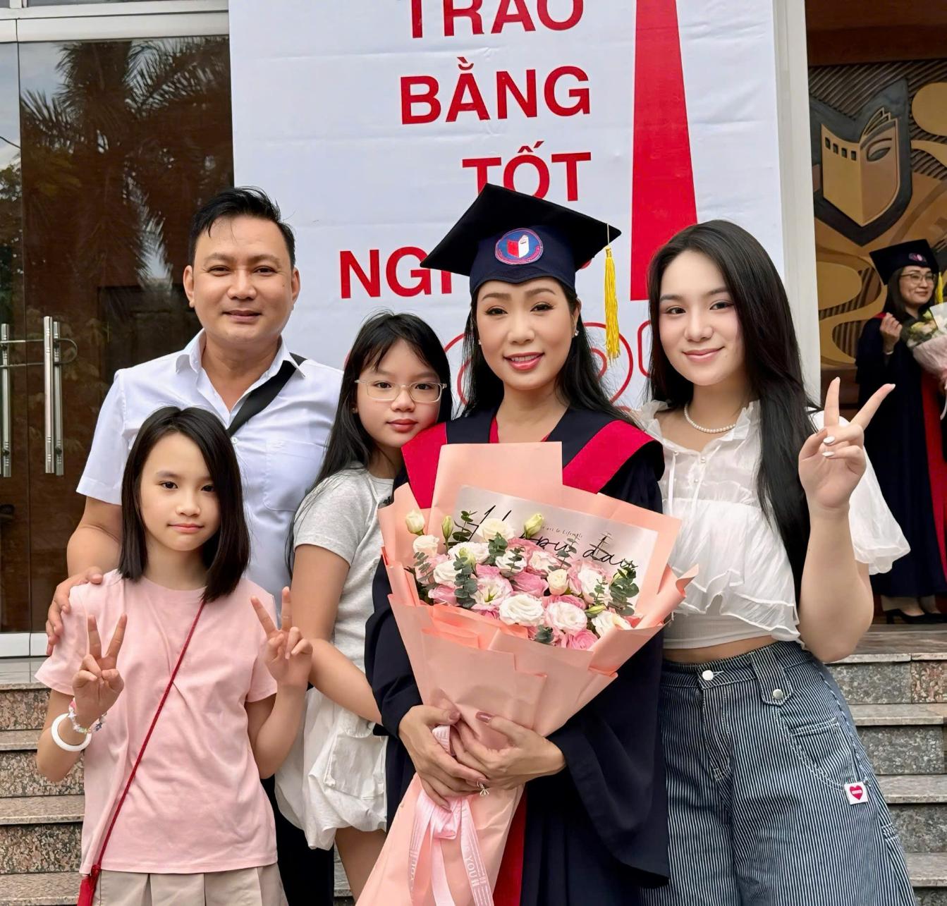 Trịnh Kim Chi tốt nghiệp thạc sĩ 6 NSND Trịnh Kim Chi hạnh phúc bên gia đình nhận bằng Thạc sĩ tại Hà Nội