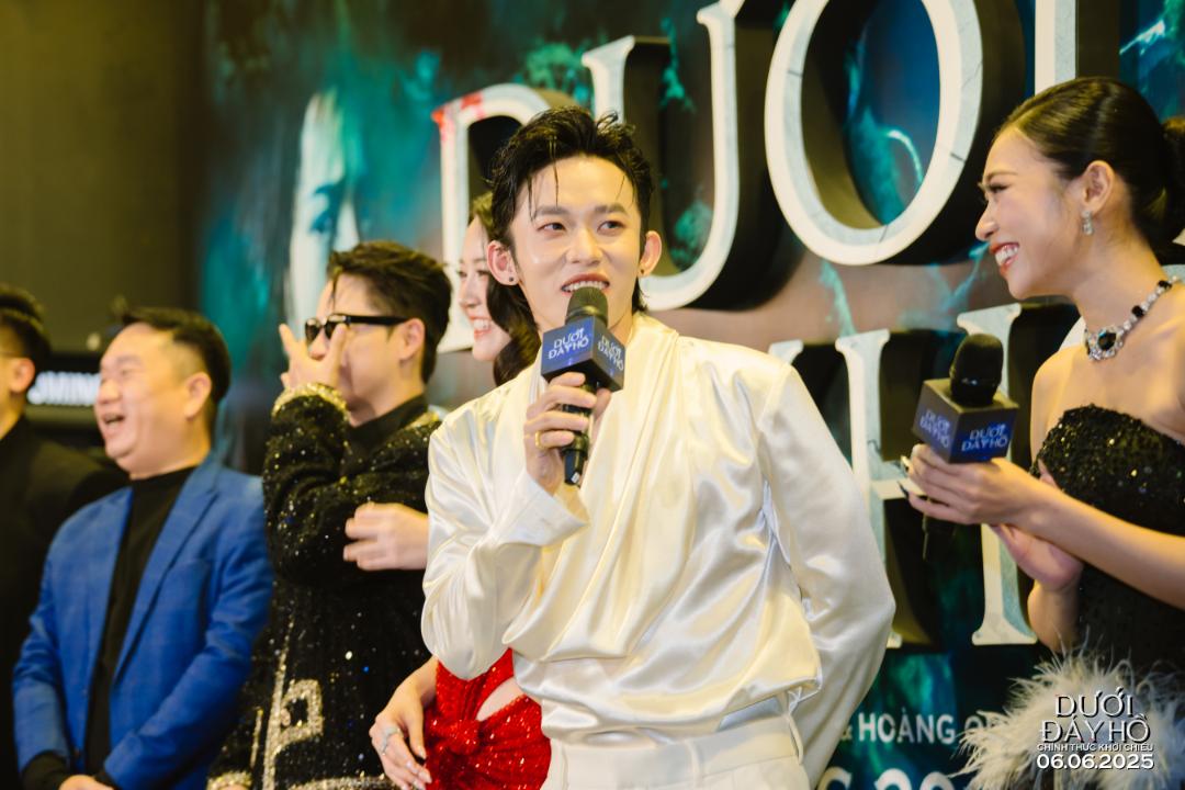 duoi day ho 4 Dàn Anh Trai Vượt Ngàn Chông Gai đổ bộ thảm đỏ Dưới Đáy Hồ
