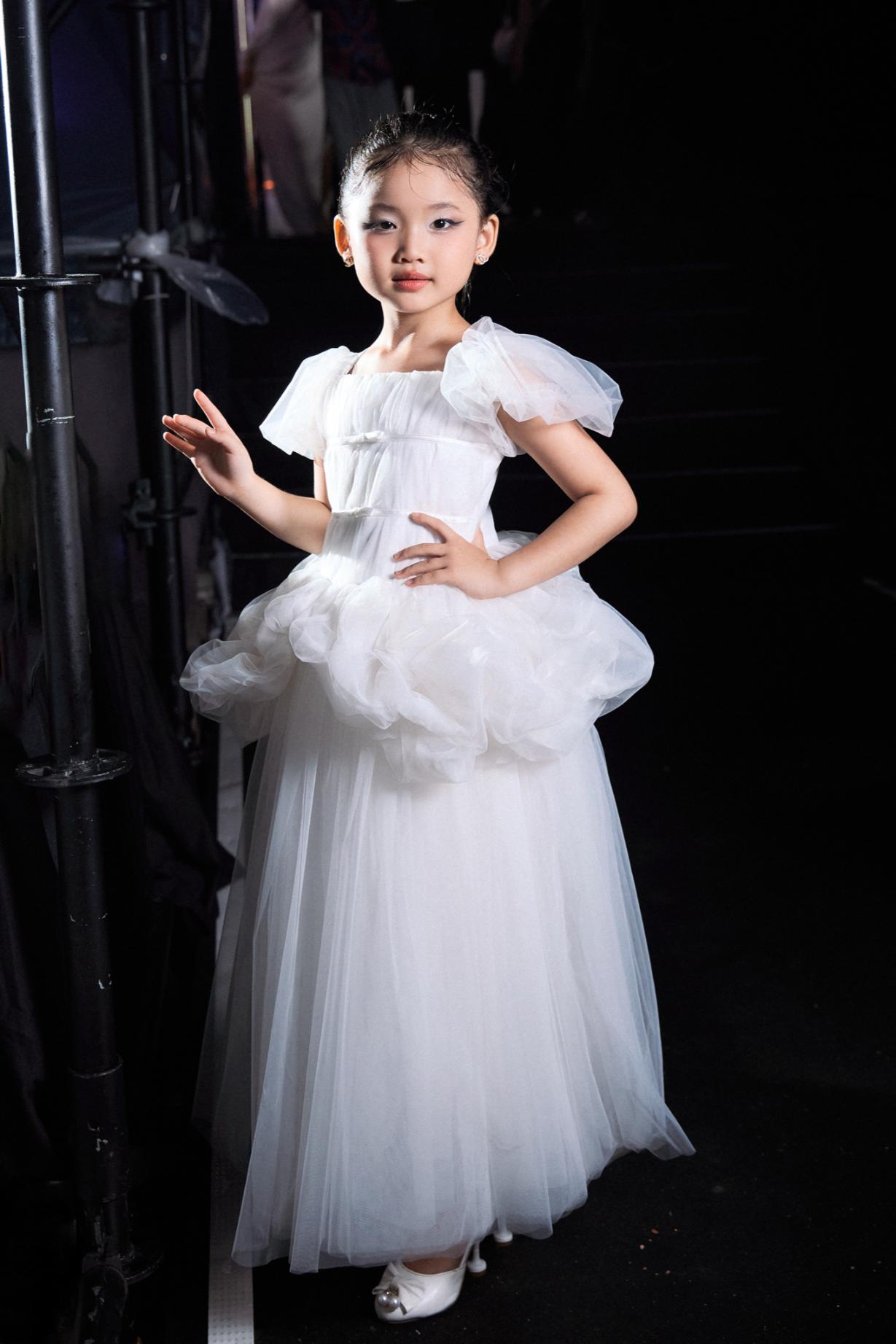 mẫu nhí 6 tuổi Như Ý 1 Mẫu nhí 6 tuổi Như Ý chiếm trọn spotlight hậu trường chung kết Miss Cosmo VN 2025