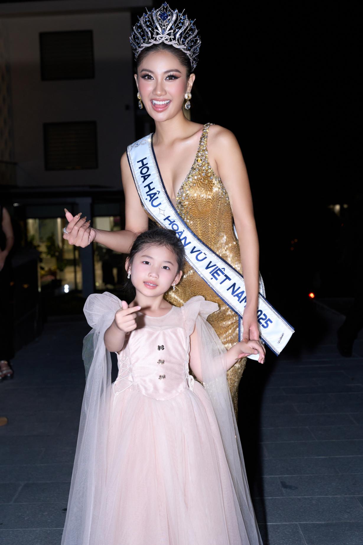 mẫu nhí 6 tuổi Như Ý 2 Mẫu nhí 6 tuổi Như Ý chiếm trọn spotlight hậu trường chung kết Miss Cosmo VN 2025