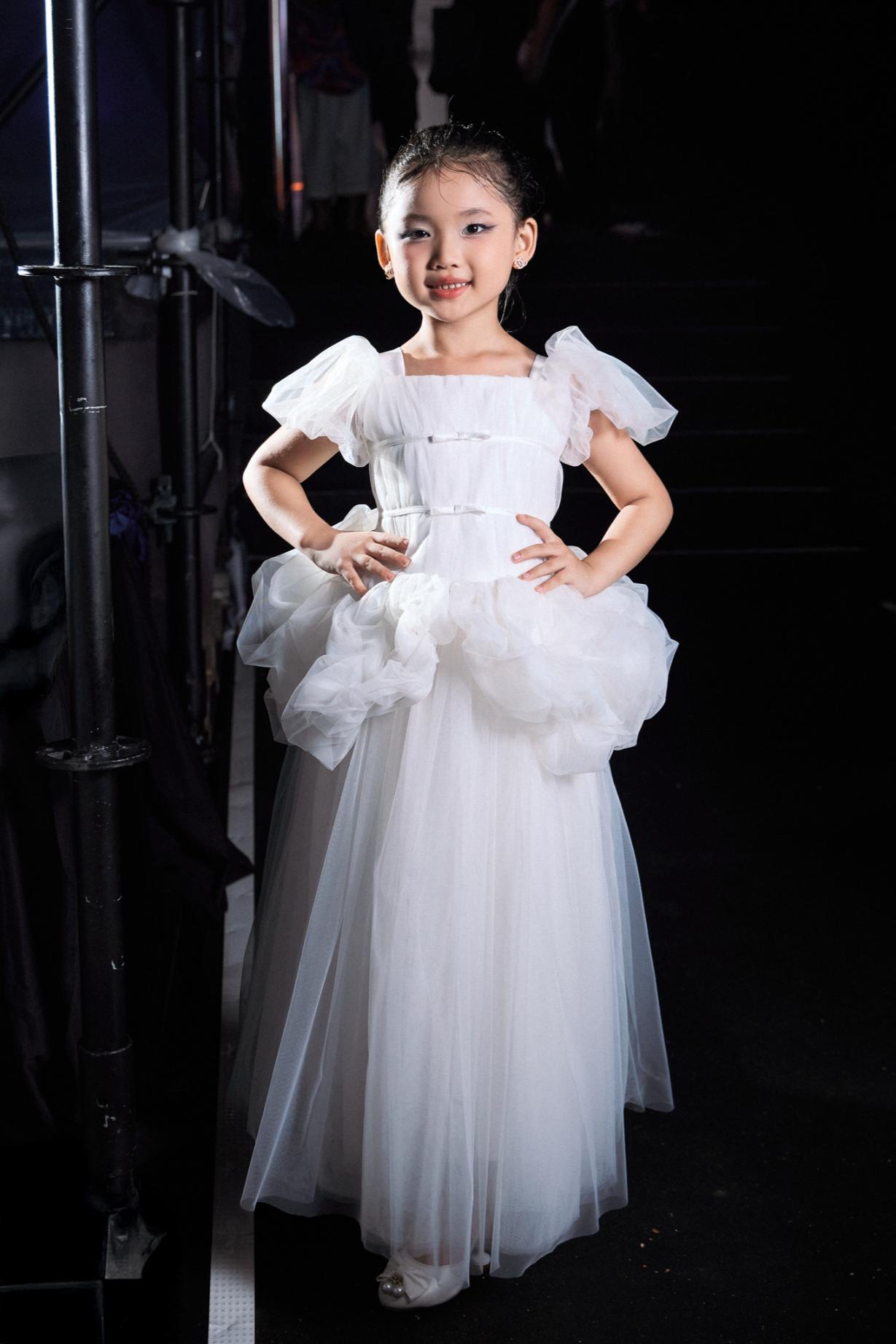 mẫu nhí 6 tuổi Như Ý 3 Mẫu nhí 6 tuổi Như Ý chiếm trọn spotlight hậu trường chung kết Miss Cosmo VN 2025