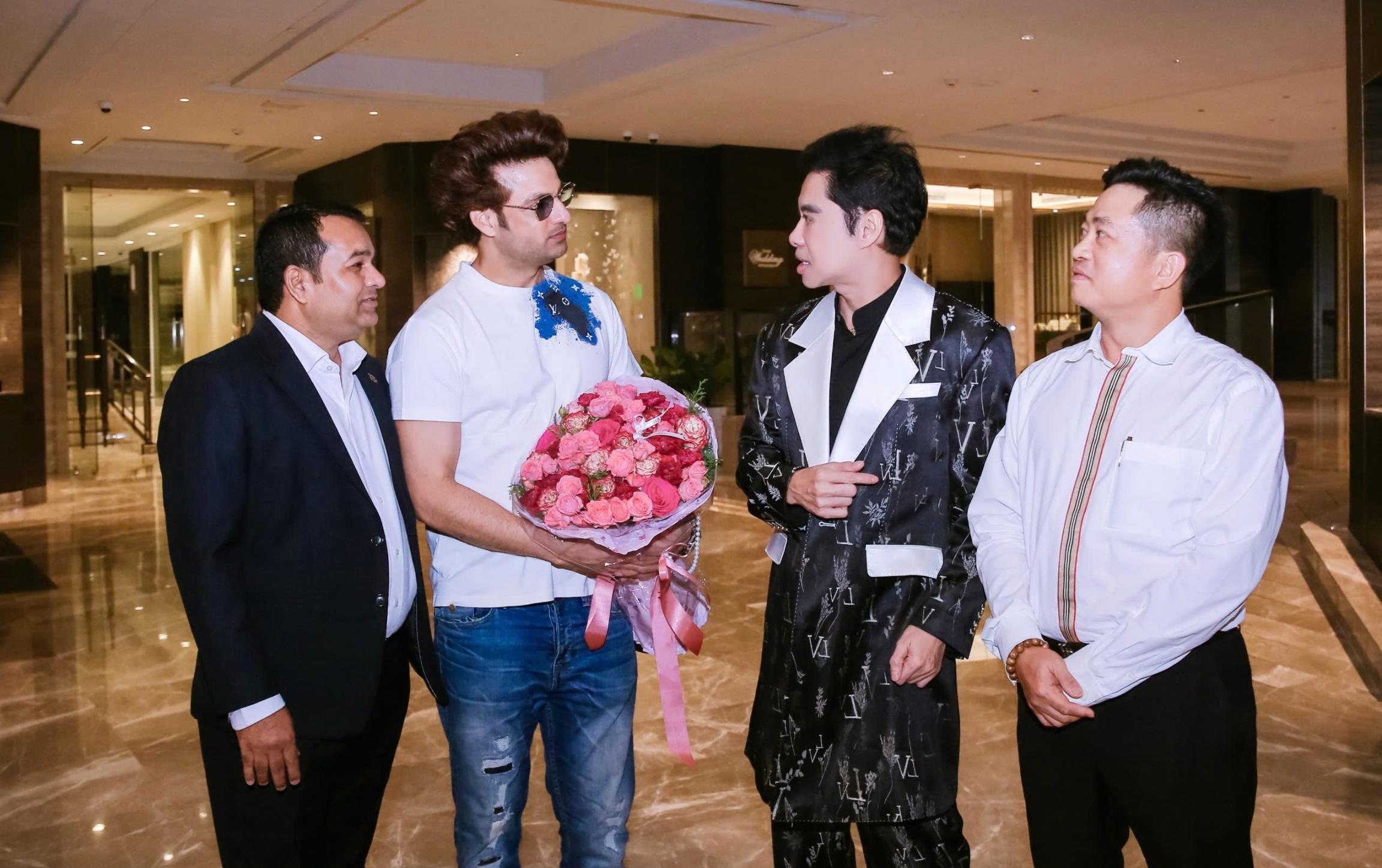 ngoc son 4 Cuộc gặp gỡ đặc biệt giữa danh ca Ngọc Sơn và huyền thoại Ấn Độ Himanshu Soni   