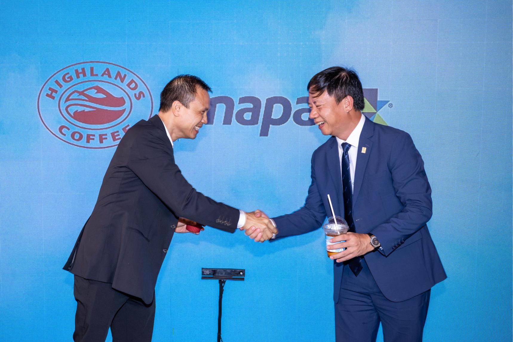 Highlands Coffee bắt tay NAPAS: Hiện đại hoá và nâng cao trải nghiệm cà phê Việt Ông Lê Thái Anh Giám Đốc Quốc Gia Highlands Coffee và ông Nguyễn Quang Minh Tổng giám đốc NAPAS tại sự kiện thiết lập quan hệ hợp tác triển khai VietQRPAY diễn ra sáng ngày 16.06 1 Highlands Coffee bắt tay NAPAS: Hiện đại hoá và nâng cao trải nghiệm cà phê Việt