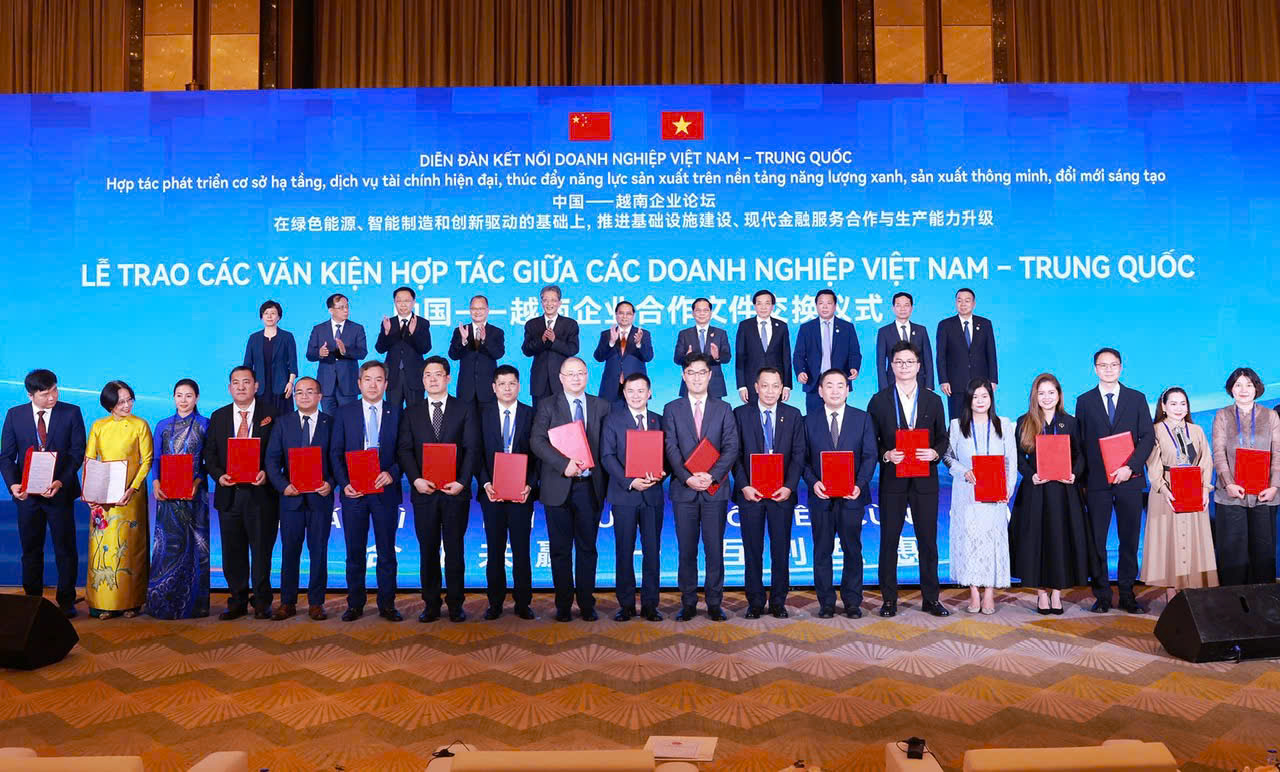 Huawei và EVN ký kết hợp tác phát triển hạ tầng năng lượng bền vững 1 Lễ trao Biên bản ghi nhớ hợp tác giữa các doanh nghiệp Việt Nam – Trung Quốc dưới sự chứng kiến của Thủ tướng Phạm Minh Chính Huawei và EVN ký kết hợp tác phát triển hạ tầng năng lượng bền vững