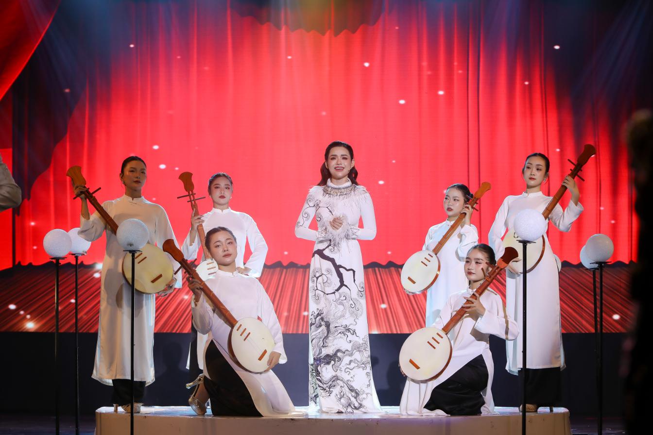 HIỀN TRANG 6 Giám khảo Phương Dung nghẹn ngào nhớ lại thời còn trẻ khi xem phần thi của Hiền Trang