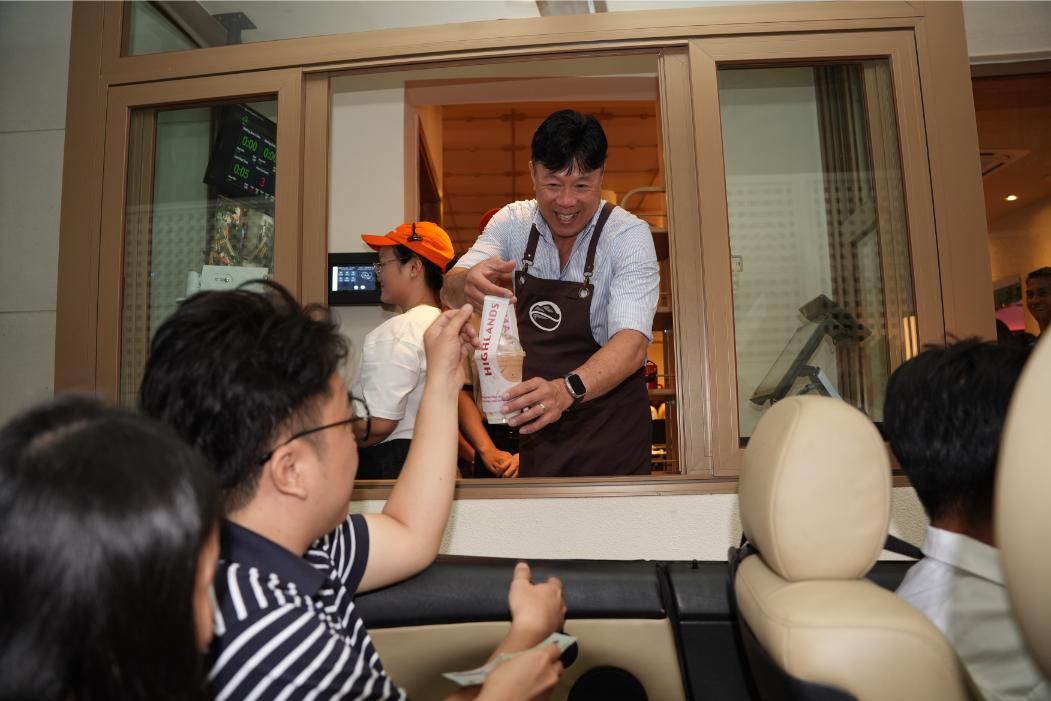 Highlands Coffee 1 Highlands Coffee ra mắt mô hình Drive Thru đầu tiên trong ngành đồ uống tại Việt Nam