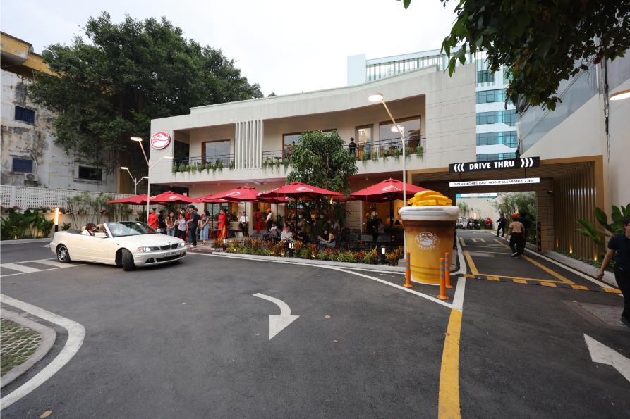Highlands Coffee 2 Highlands Coffee ra mắt mô hình Drive Thru đầu tiên trong ngành đồ uống tại Việt Nam