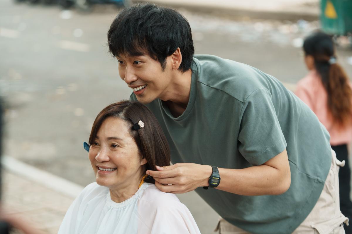 Mang Mẹ Đi Bỏ 1 Hồng Đào, Tuấn Trần cảm động với câu chuyện tình người trong phim Mang Mẹ Đi Bỏ