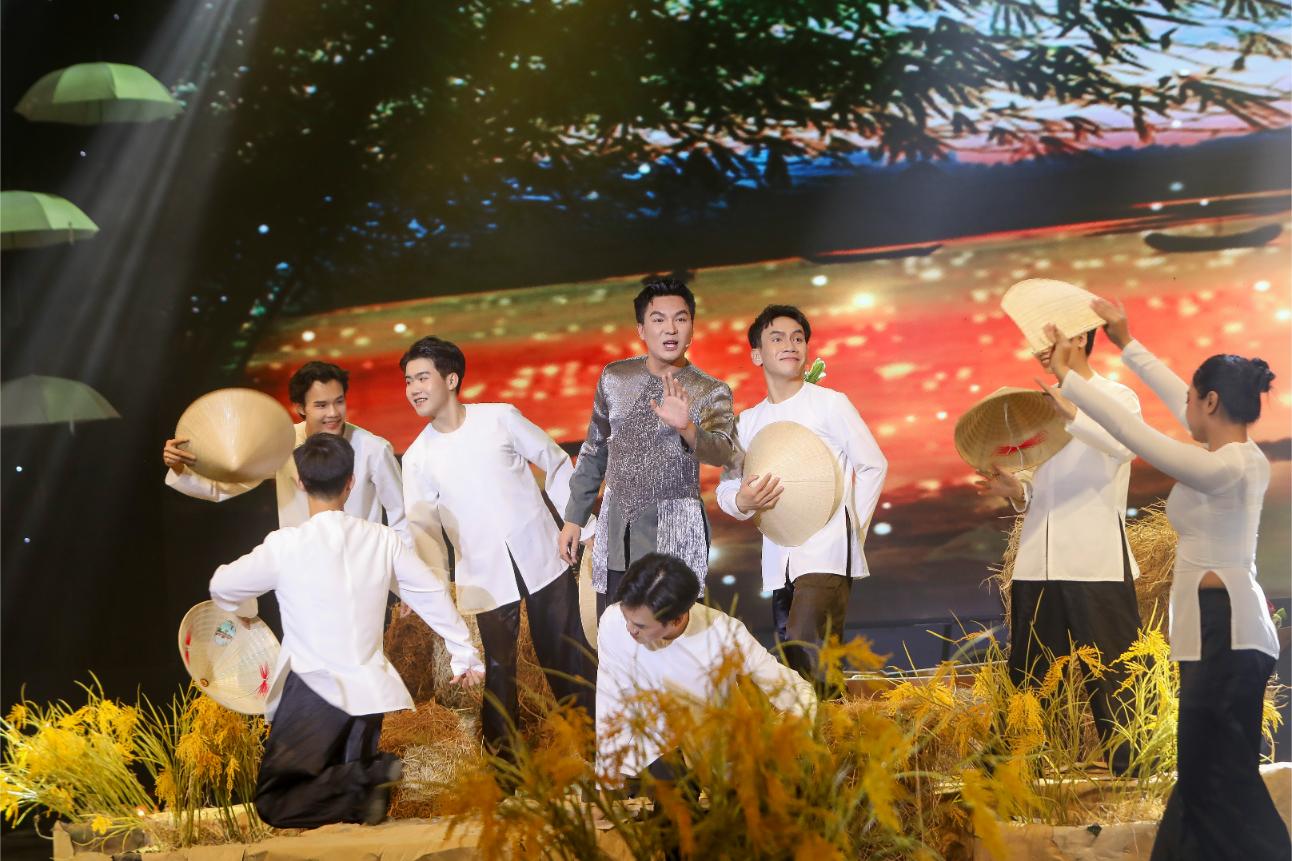 QUỐC TRÍ 3 Giám khảo Phương Dung nghẹn ngào nhớ lại thời còn trẻ khi xem phần thi của Hiền Trang
