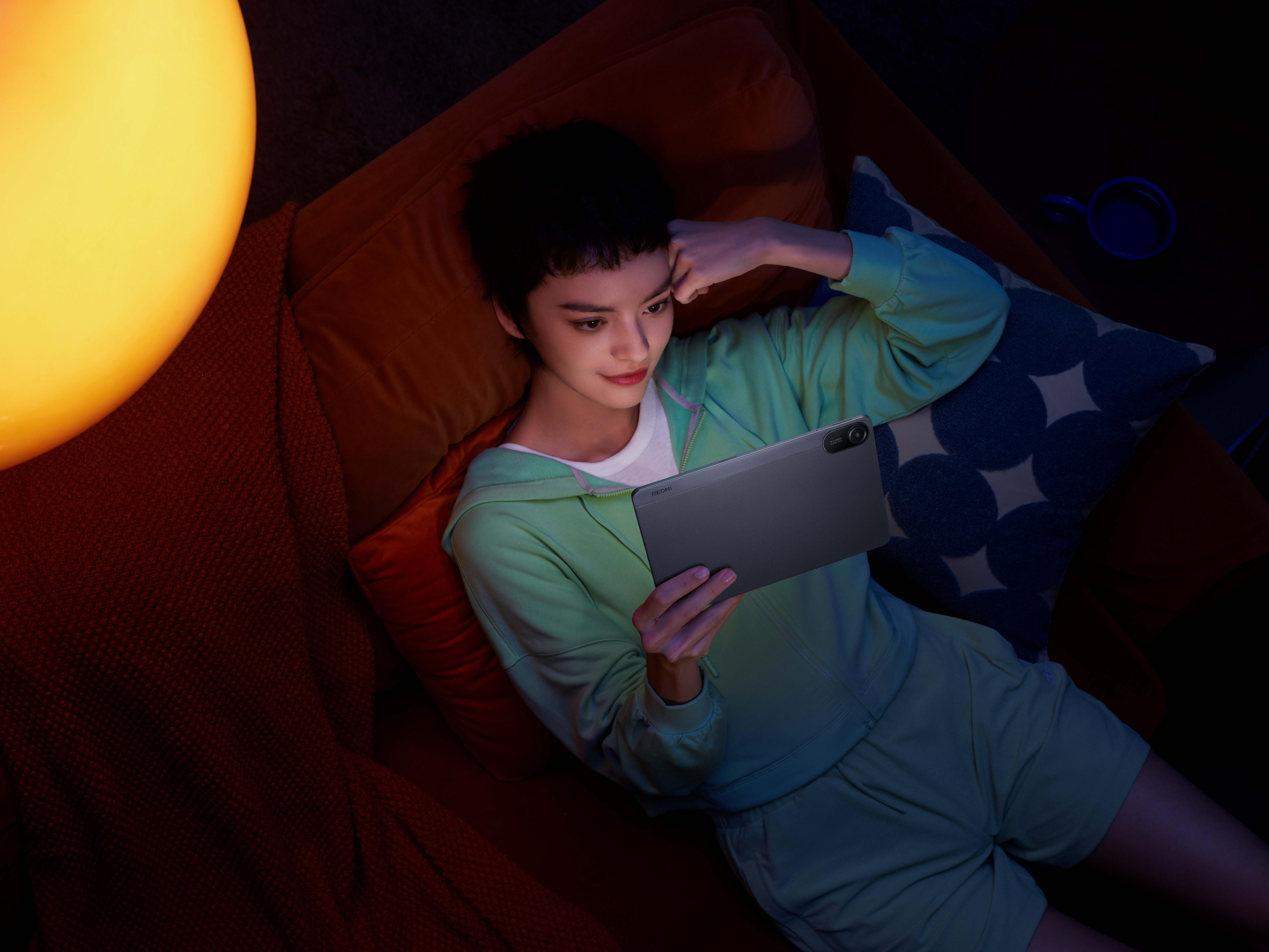 Redmi Pad 2 Scenario angle 2 Redmi Pad 2 Series ra mắt, hiệu năng tối ưu cho học tập & giải trí, giá chỉ từ 4,99 triệu đồng