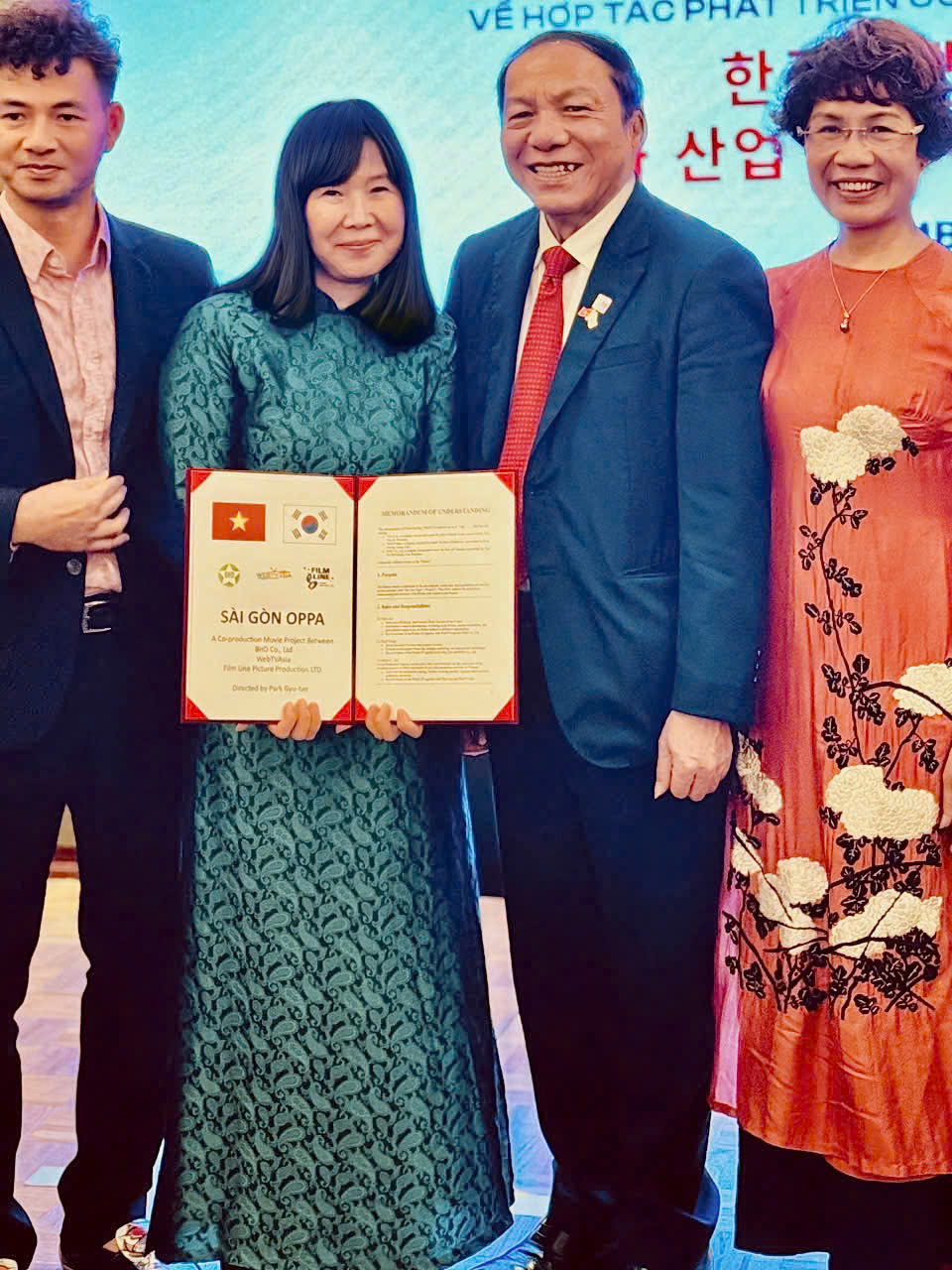 Bộ Trưởng Bộ VH TT DL Nguyễn Văn Hùng cùng nhà sản xuất Bà Ngô Bích Hạnh Cục trưởng cục Nghệ thuật biểu Diễn Nghệ sĩ Xuân Bắc và Bà Thu Phương viện trưởng viện Văn Hoá NT TT DL Việt Nam Sài Gòn Oppa   Dự án phim Hàn Việt sẽ khởi quay 2026