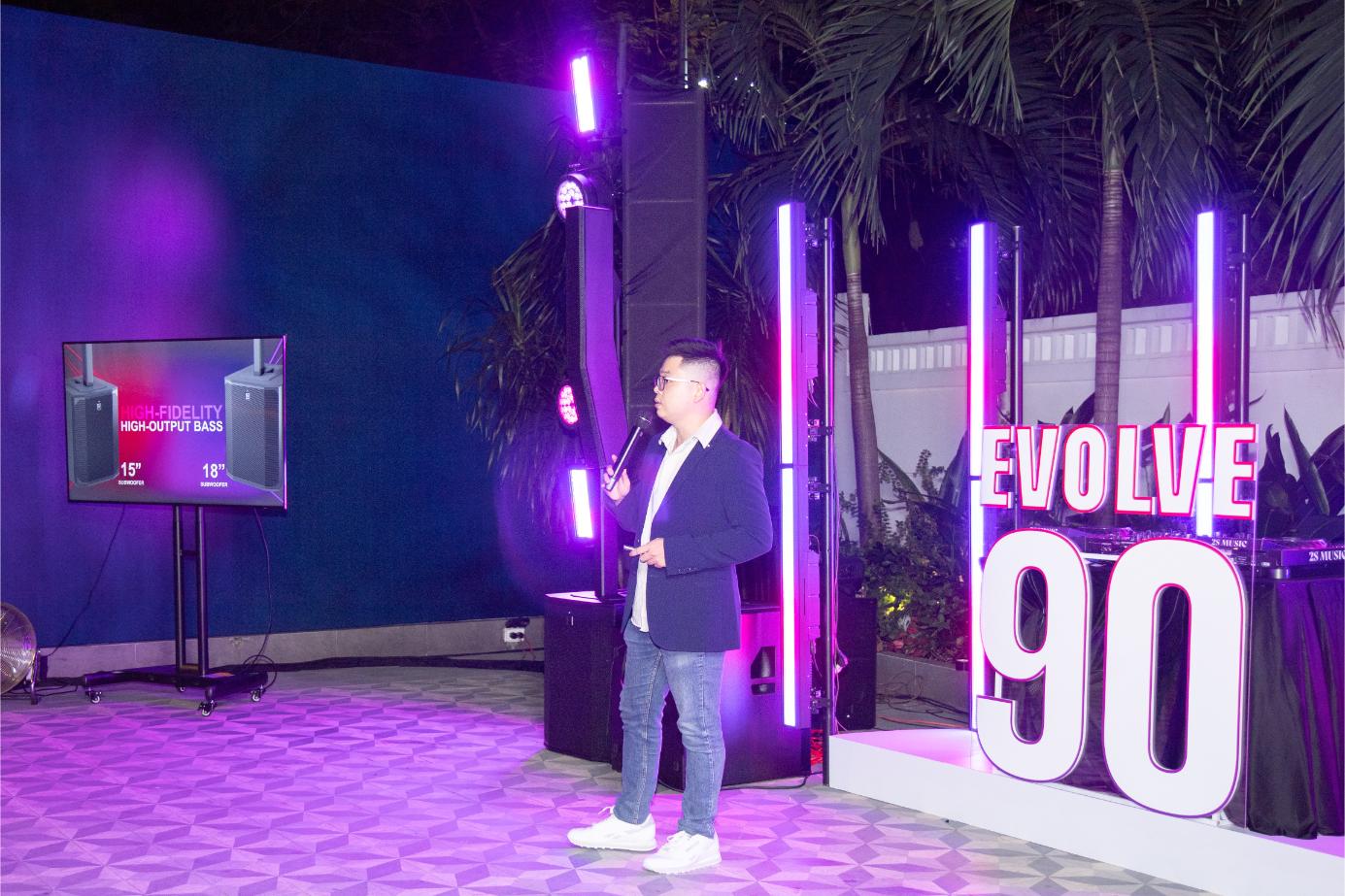 Electro Voice 2 1 Electro Voice trình làng loa cột khổng lồ tại EVOLVE 90 Listening Party