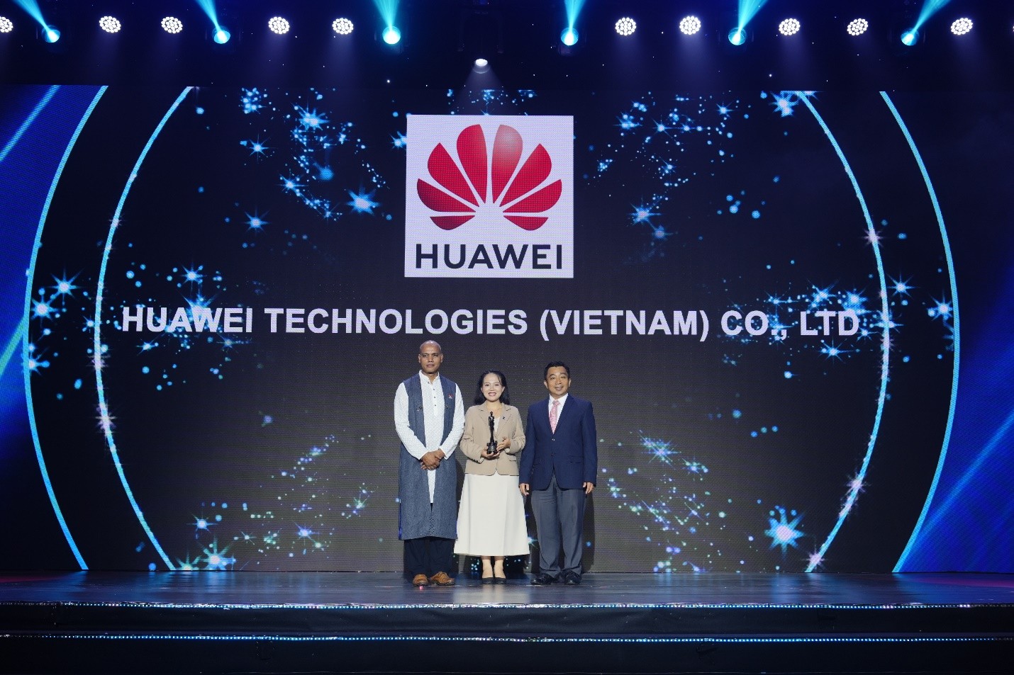 Huawei Việt Nam lần thứ 2 liên tiếp nhận giải thưởng Nơi làm việc tốt nhất 2025 1 Huawei Việt Nam lần thứ 2 liên tiếp nhận giải thưởng Nơi làm việc tốt nhất châu Á 2025