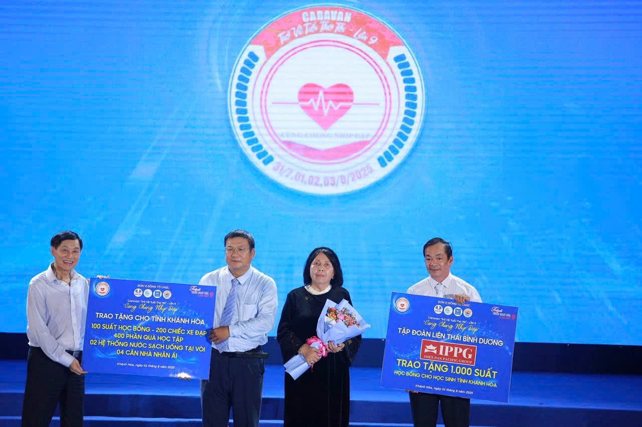 Johnathan Hạnh Nguyễn 1 Ông Johnathan Hạnh Nguyễn đồng hành cùng 1.050 học sinh khó khăn Khánh Hòa