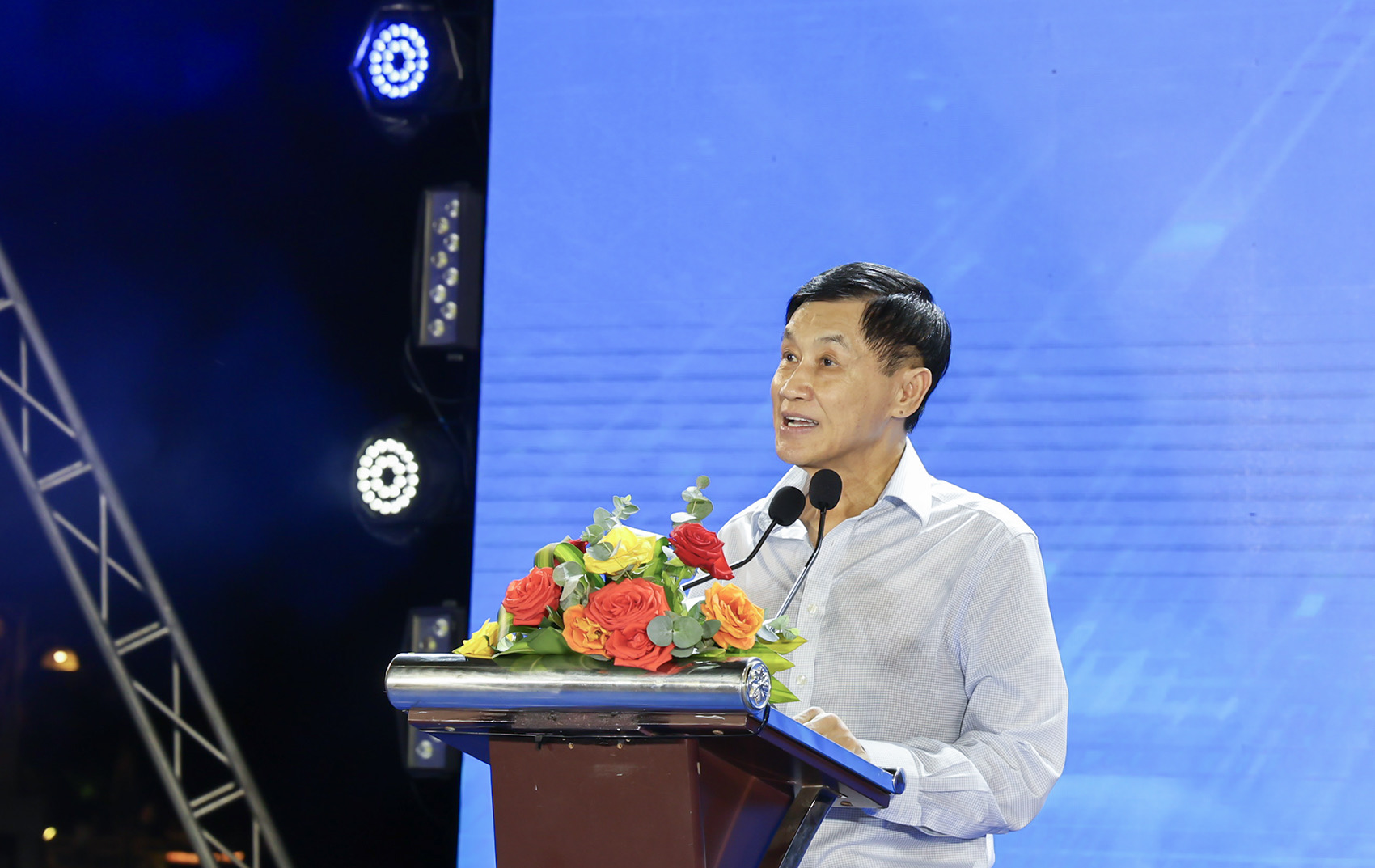 Johnathan Hạnh Nguyễn 2 Ông Johnathan Hạnh Nguyễn đồng hành cùng 1.050 học sinh khó khăn Khánh Hòa
