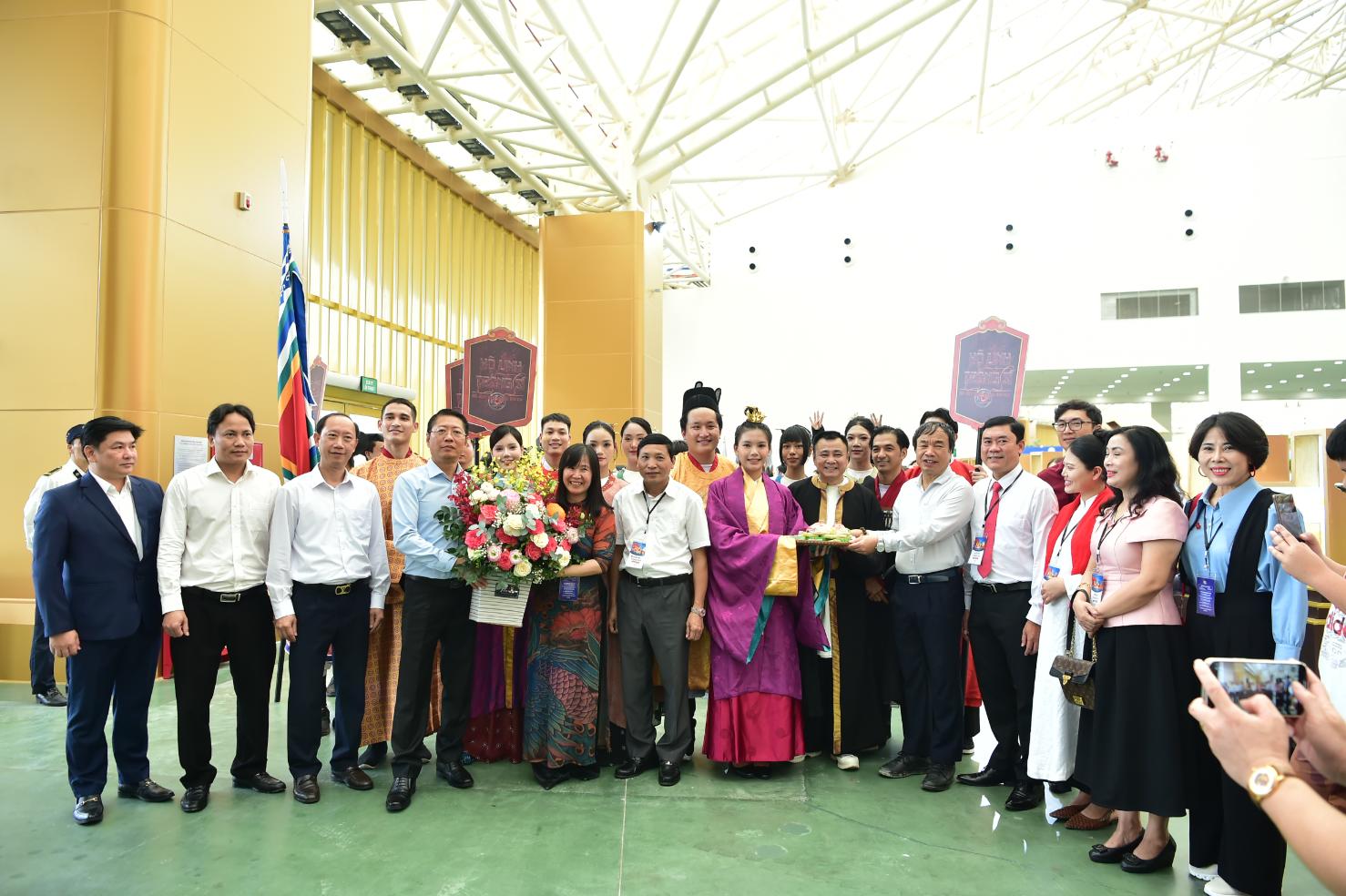 NSND Tự Long cùng nhà sản xuất phim và các anh chị đại biểu tại buổi Triển lãm NSND Tự Long: Tráng sĩ thứ hai tham gia vào hành trình bảo vệ bí mật vua Đinh