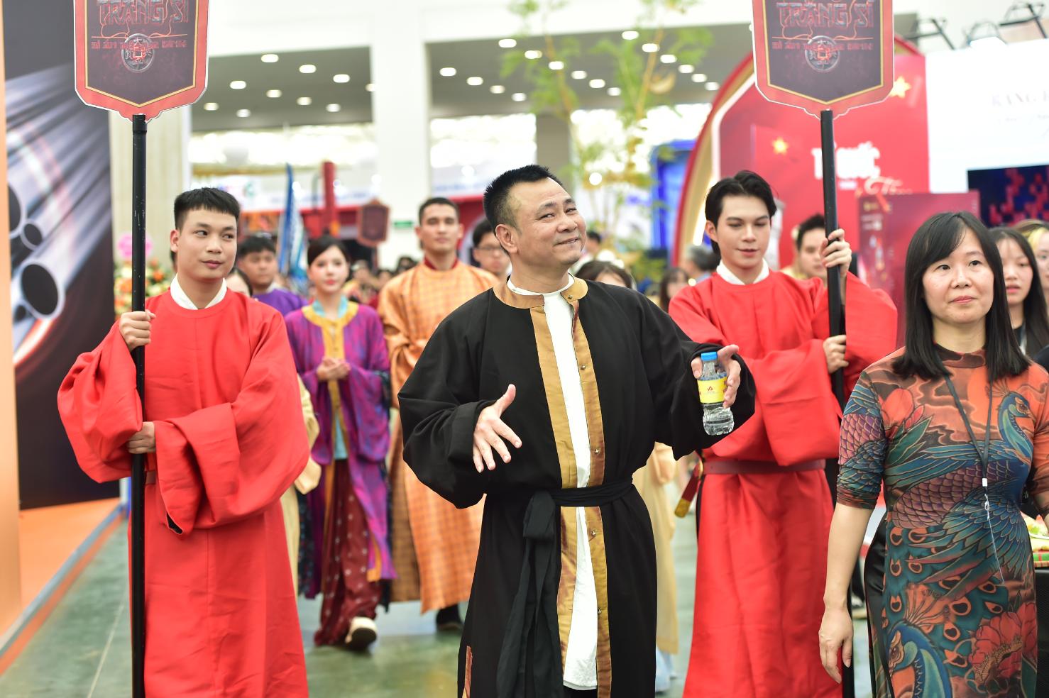 NSND Tự Long tại buổi Triển lãm NSND Tự Long: Tráng sĩ thứ hai tham gia vào hành trình bảo vệ bí mật vua Đinh