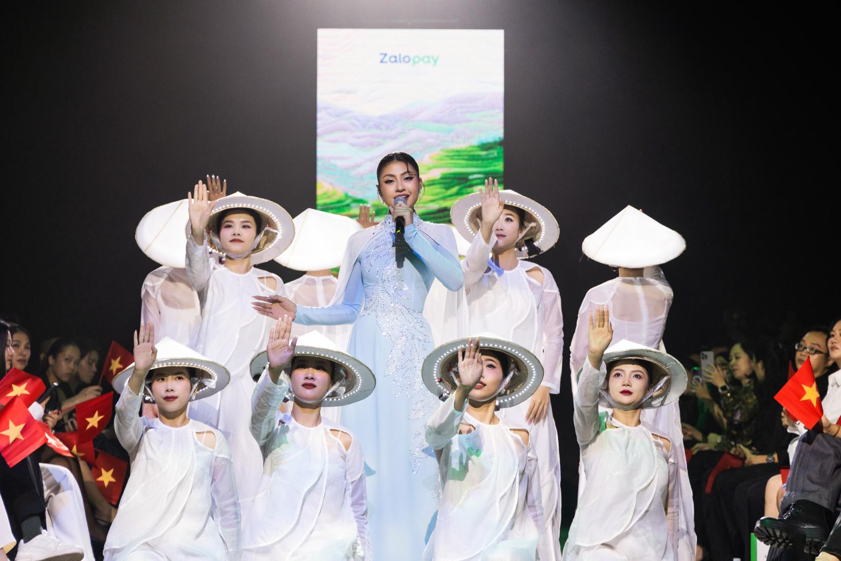 See Now Scan Now Tech shion Show 2 Dàn hoa hậu quốc tế Miss Cosmo đổ bộ See Now Scan Now   Tech shion Show