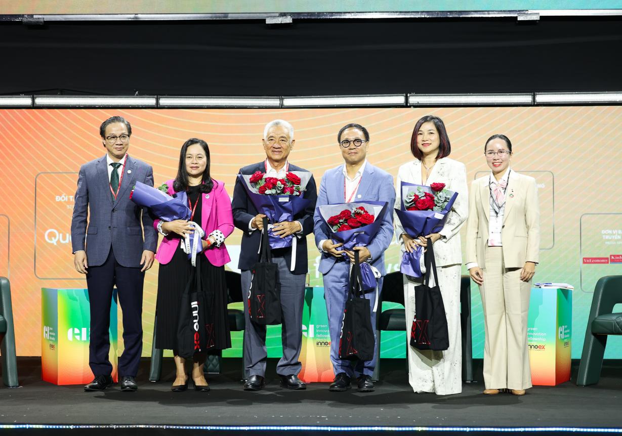 Tặng hoa Green Innovation Summit 2025: Tái định nghĩa thương hiệu cho thế hệ Net Zero