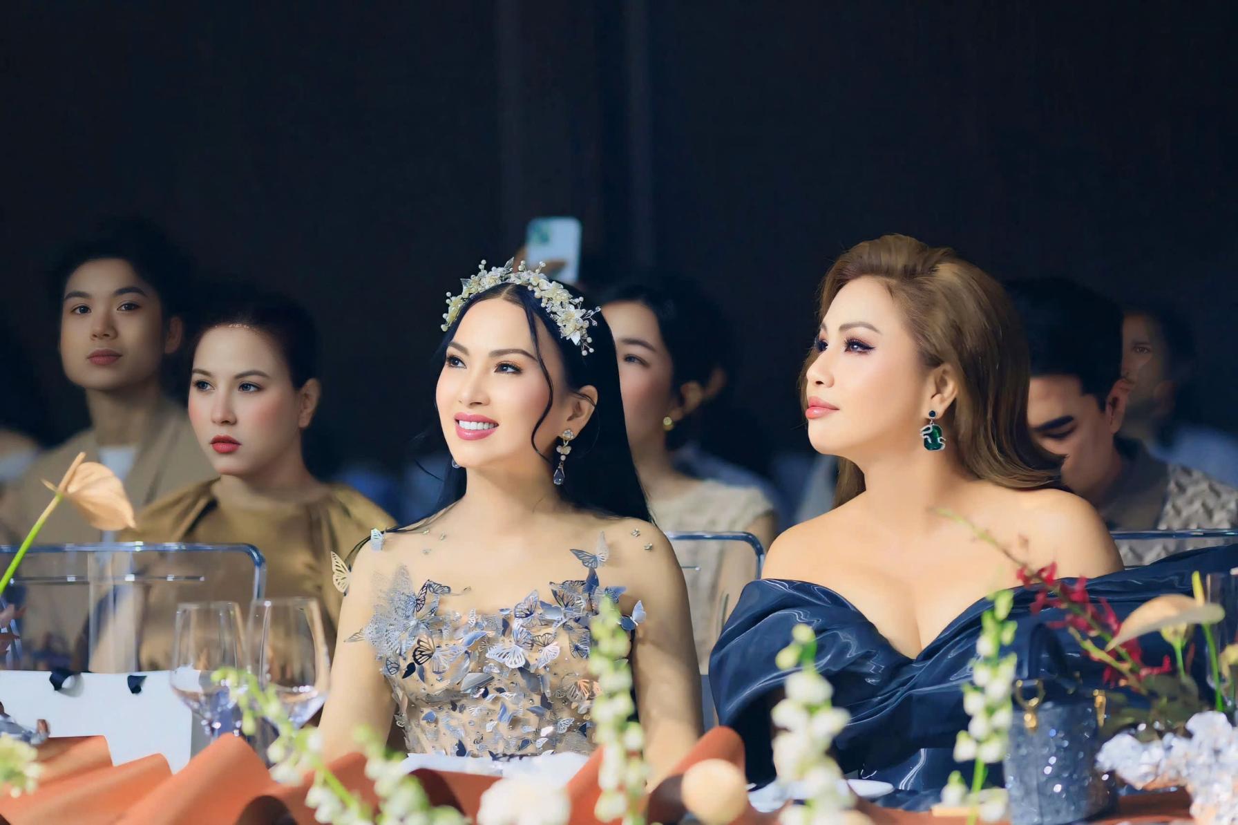 ha phuong 2 Ca sĩ tỉ phú Hà Phương hóa công chúa, sánh bước em gái Minh Tuyết đi xem show
