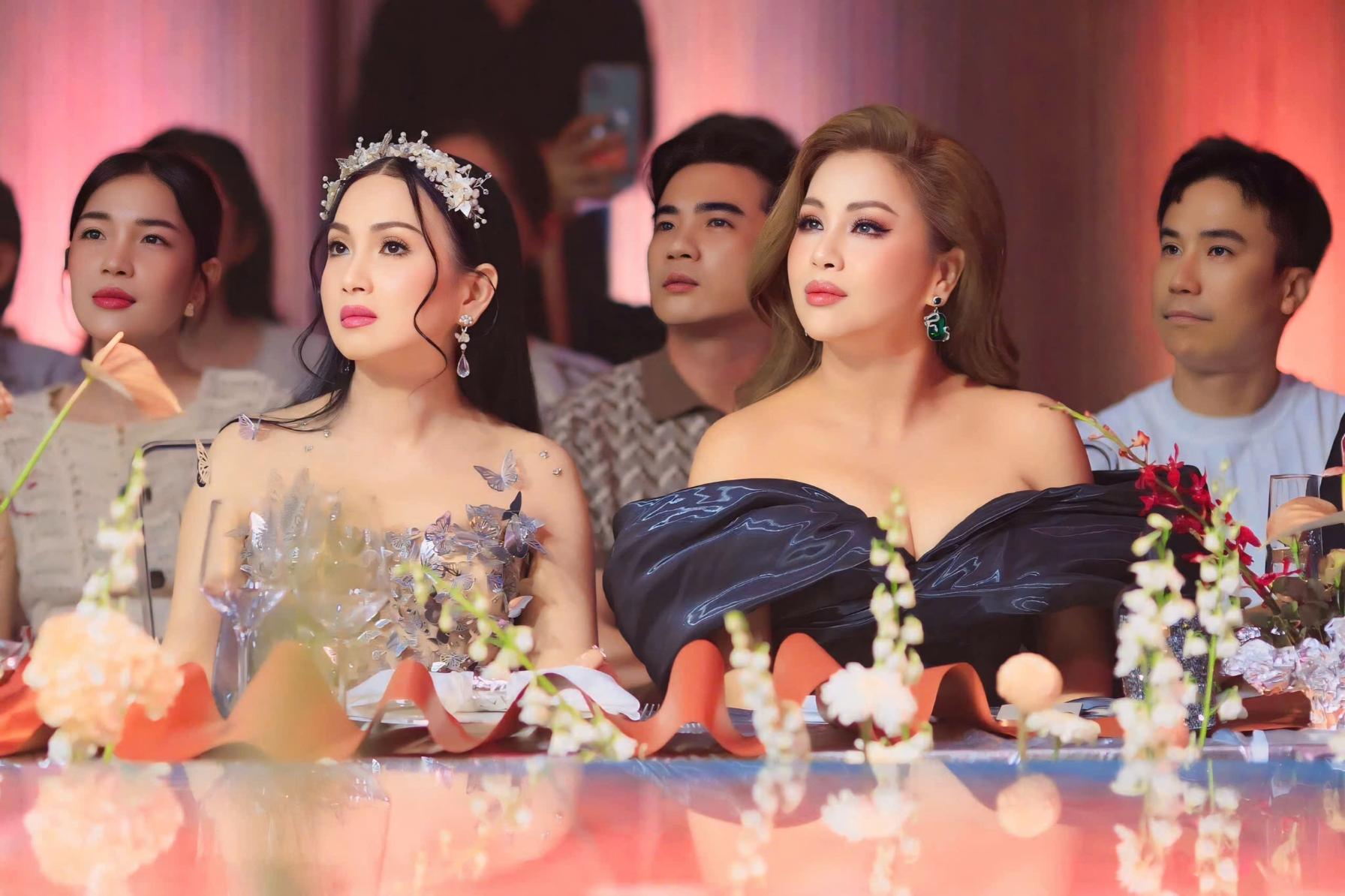 ha phuong 3 Ca sĩ tỉ phú Hà Phương hóa công chúa, sánh bước em gái Minh Tuyết đi xem show