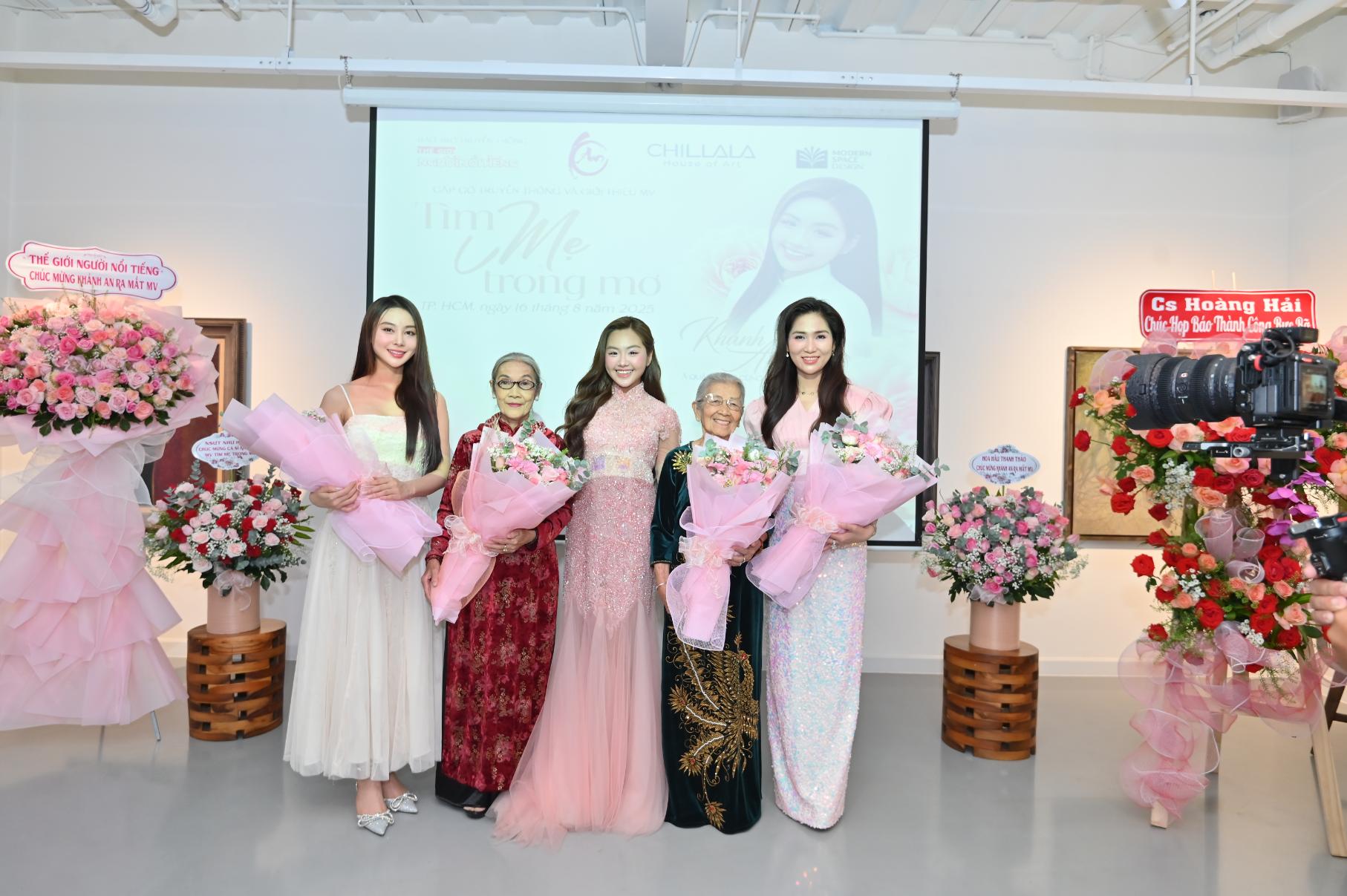 khanh an 3 Khánh An khóc nghẹn trên sân khấu khi hát Tìm Mẹ trong mơ