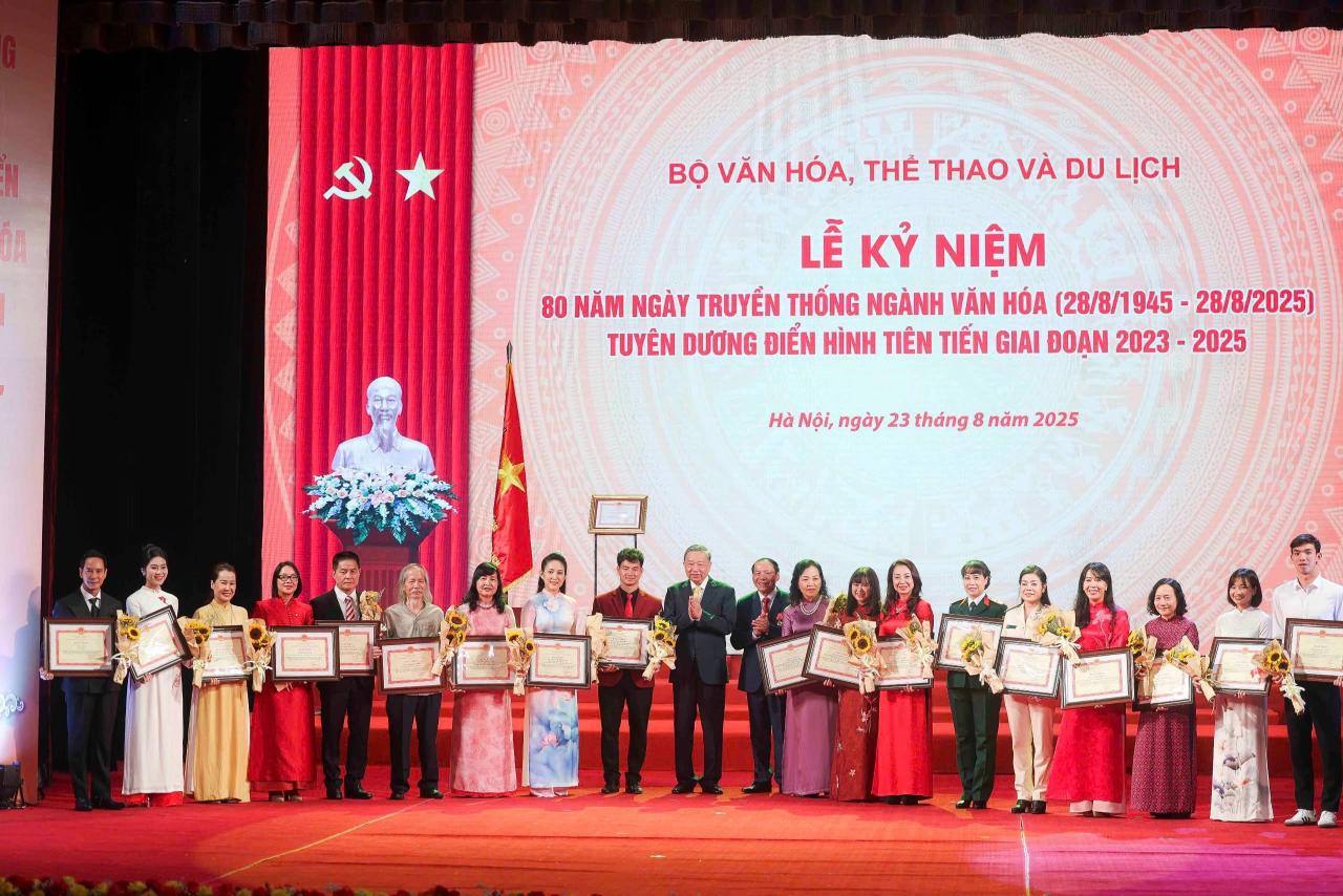 ly hai 2 Đạo diễn Lý Hải nhận bằng khen của Bộ VHTT&DL vì đóng góp trong lĩnh vực điện ảnh