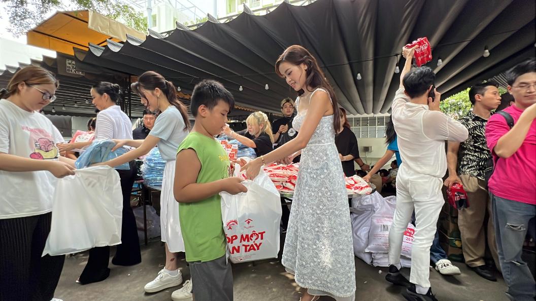 ‘Tiếp bước đến trường 2 Nhiều nghệ sĩ ‘Tiếp bước đến trường’ cho trẻ em bị ảnh hưởng bởi HIV/AIDS