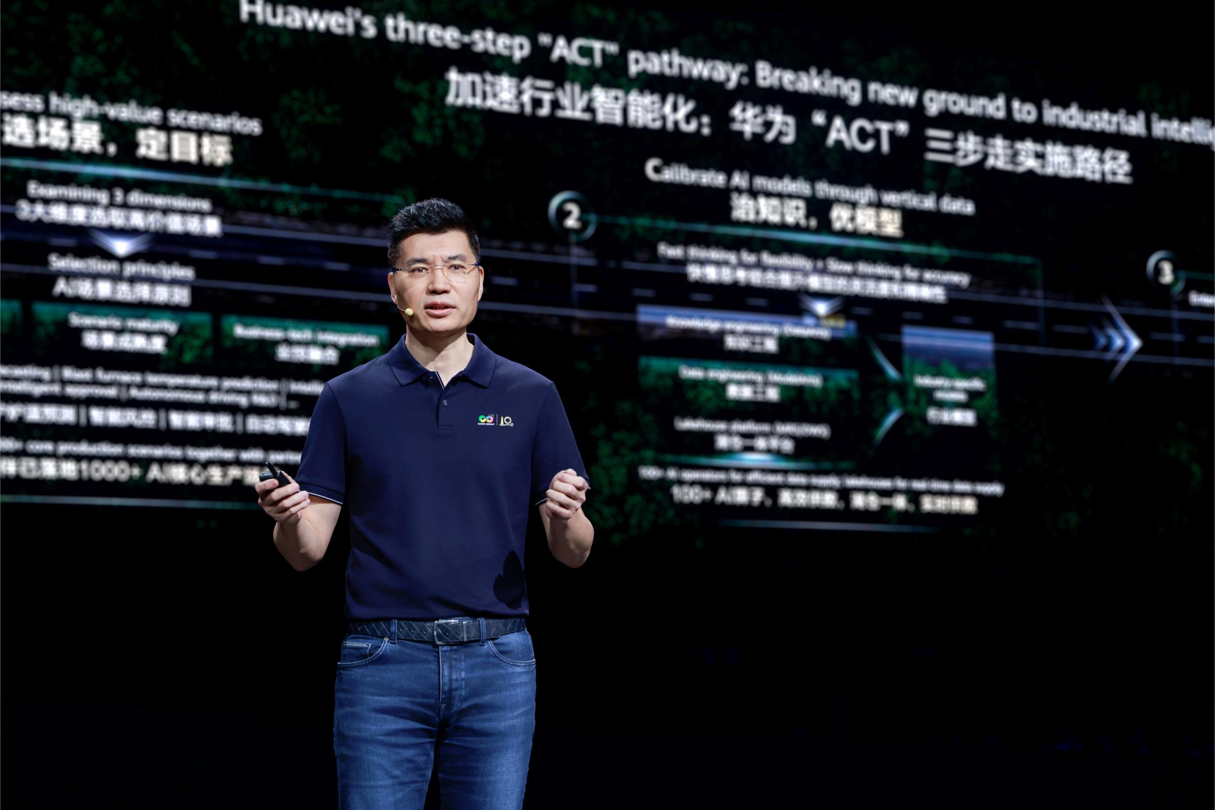 1. Ông Leo Chen Phó Chủ tịch cấp cao Chủ tịch phụ trách Kinh doanh 2 Huawei ra mắt lộ trình ba bước “ACT” và 9 giải pháp công nghiệp thông minh