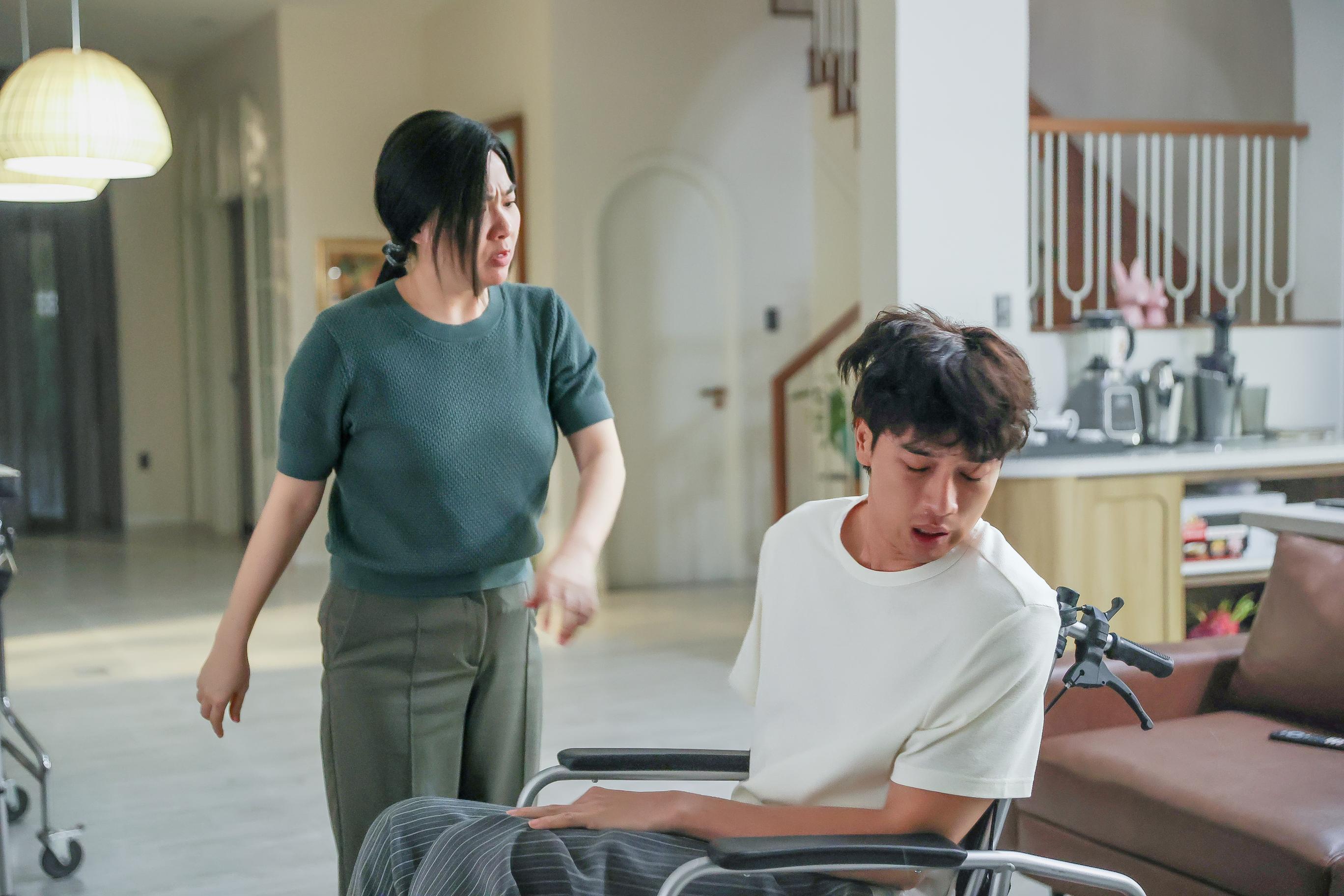 Chị Ngã Em Nâng 3 Chị Ngã Em Nâng hé lộ màn khịa nhau đỉnh cao giữa Lê Khánh và Uyển Ân