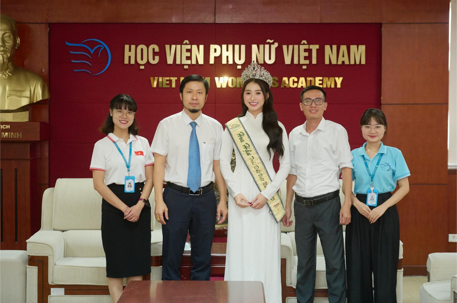 Hoa hậu Trái Đất Việt Nam 2025 Trâm Anh 2 Hoa hậu Trái Đất Việt Nam 2025 Trâm Anh đẹp rạng rỡ tại lễ khai giảng trường
