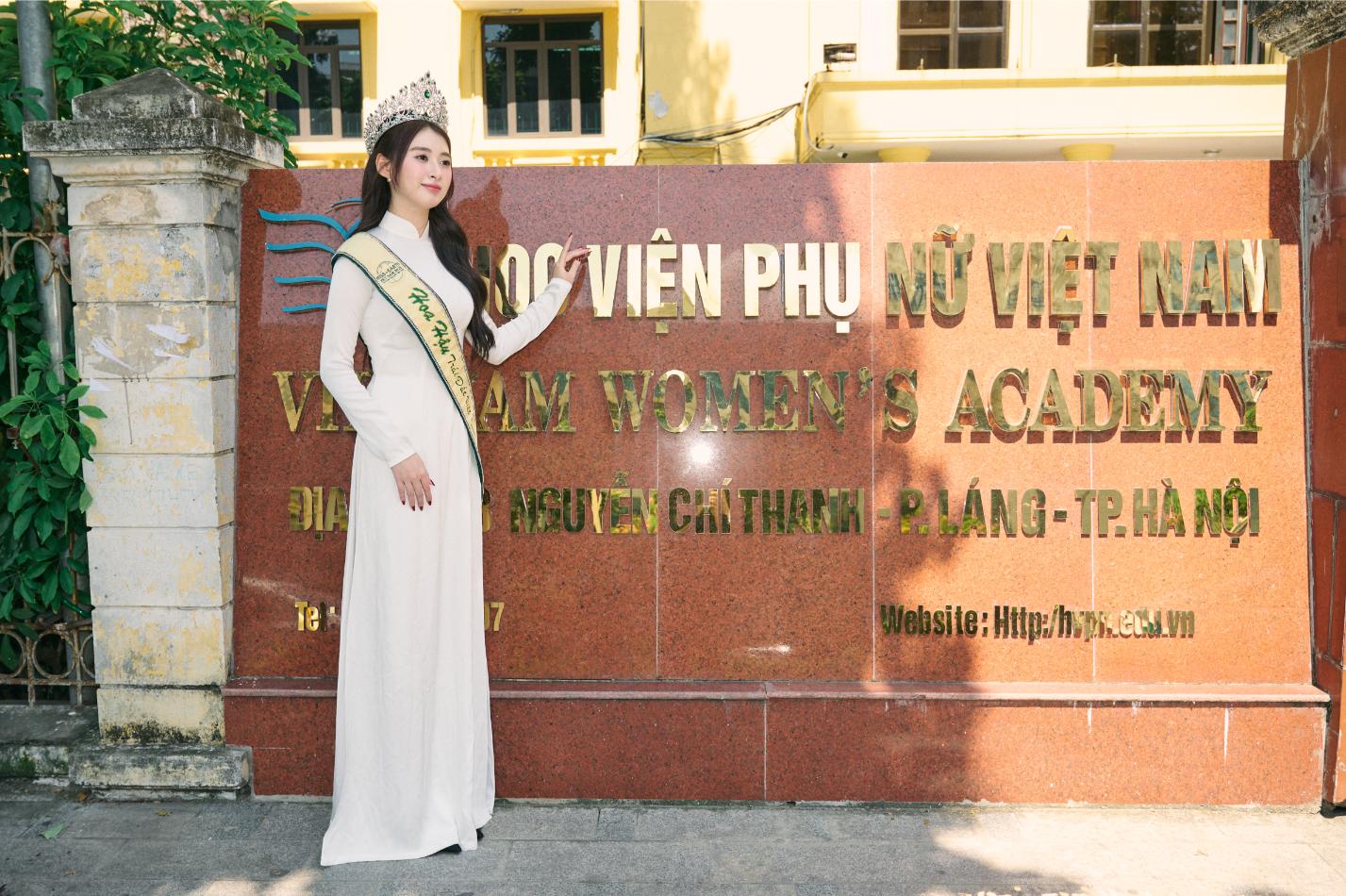 Hoa hậu Trái Đất Việt Nam 2025 Trâm Anh 3 Hoa hậu Trái Đất Việt Nam 2025 Trâm Anh đẹp rạng rỡ tại lễ khai giảng trường