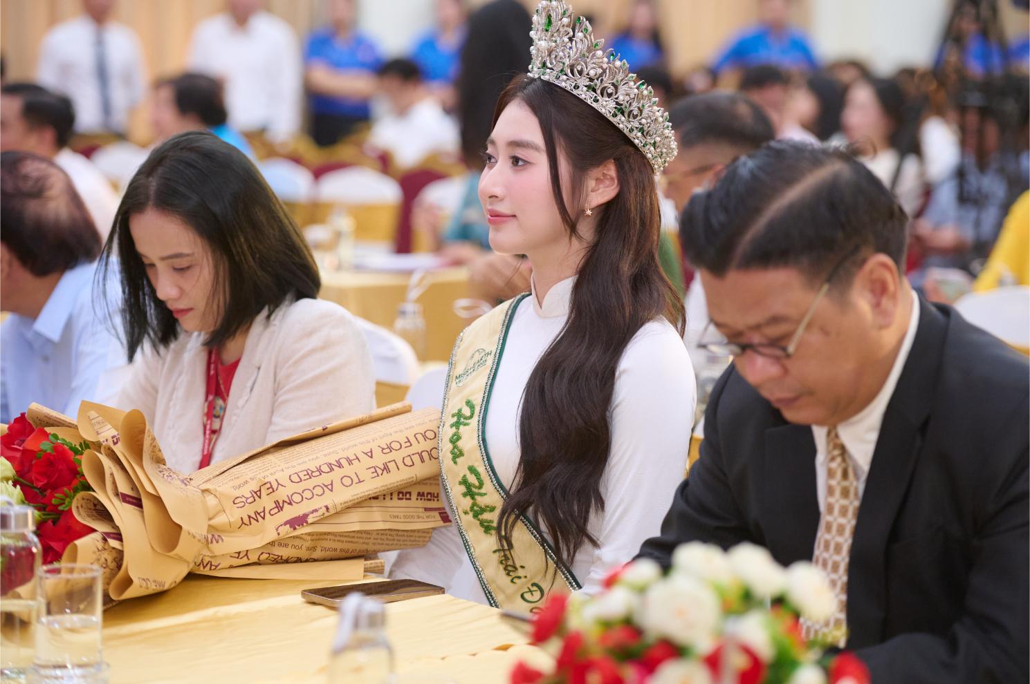 Hoa hậu Trái Đất Việt Nam 2025 Trâm Anh 4 Hoa hậu Trái Đất Việt Nam 2025 Trâm Anh đẹp rạng rỡ tại lễ khai giảng trường