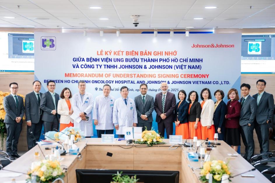Johnson Johnson Việt Nam 1 Johnson & Johnson Việt Nam ký kết với Bệnh viện Ung bướu TP.HCM, cải tiến công tác điều trị ung thư