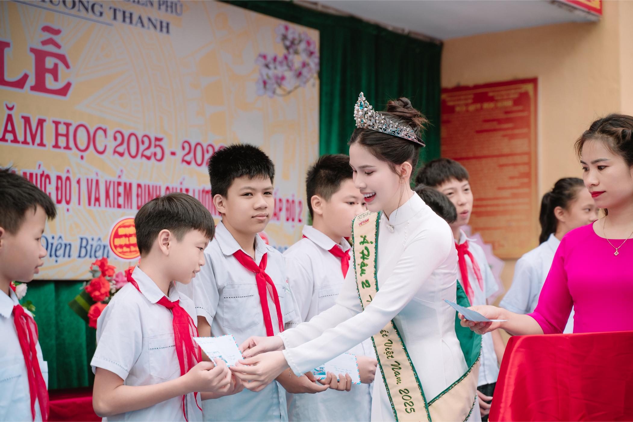 Phan Trần Linh Đan 1.1 Á hậu Linh Đan về thăm trường cũ, trao quà cho đàn em ngày khai giảng