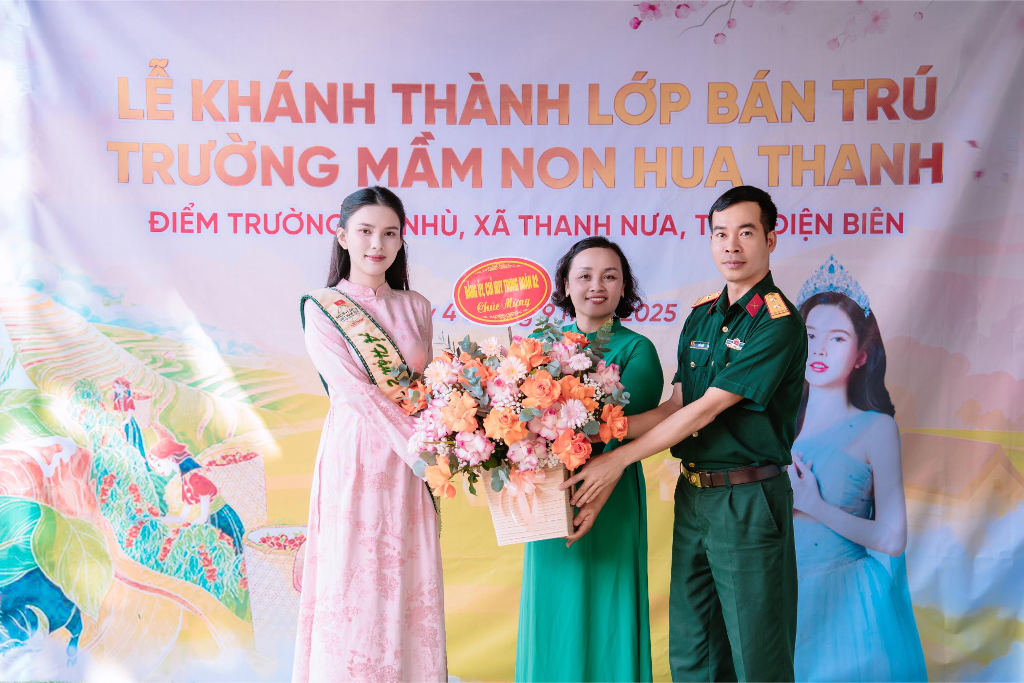 Phan Trần Linh Đan 1 Á hậu Linh Đan về thăm trường cũ, trao quà cho đàn em ngày khai giảng