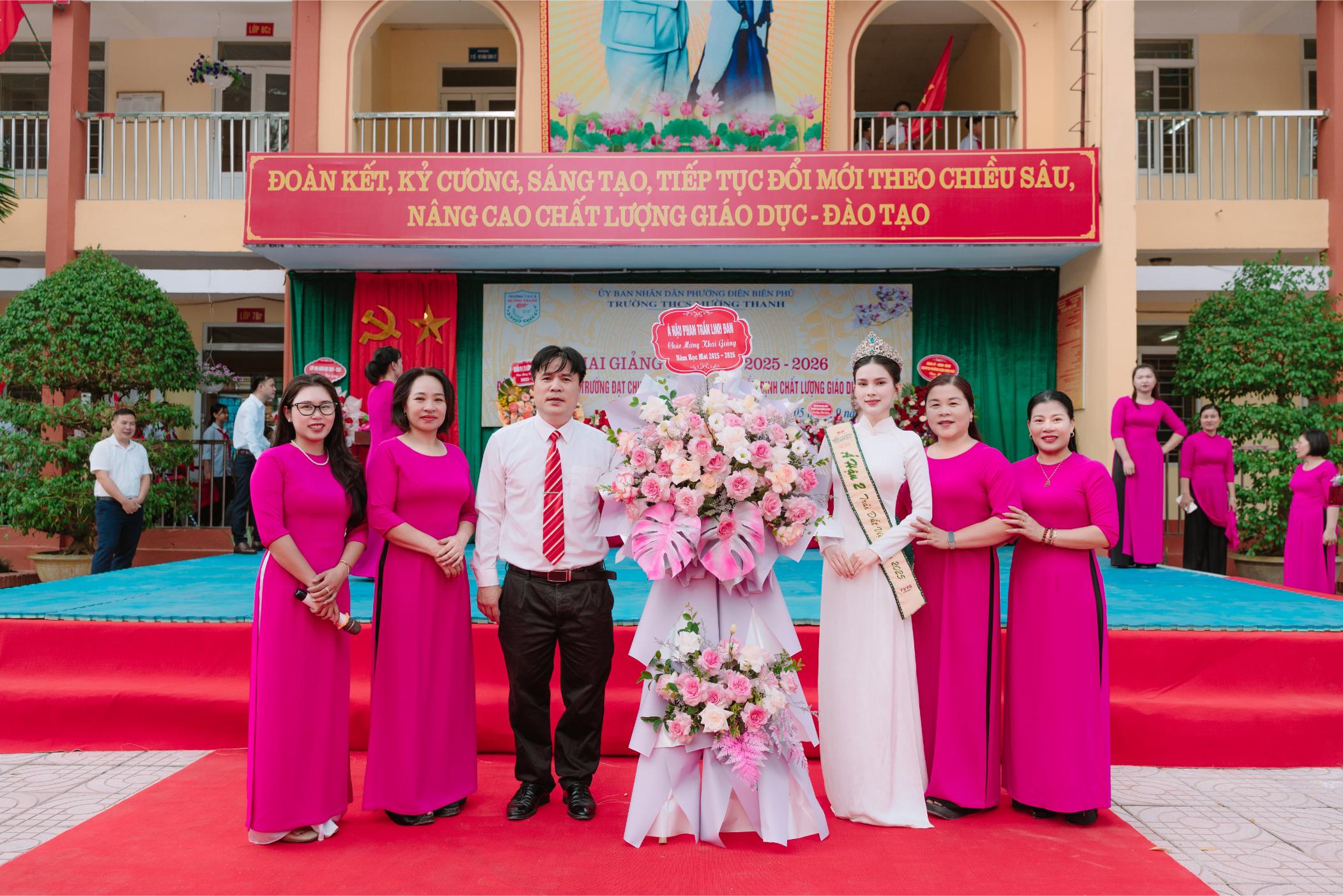 Phan Trần Linh Đan 2.1 Á hậu Linh Đan về thăm trường cũ, trao quà cho đàn em ngày khai giảng