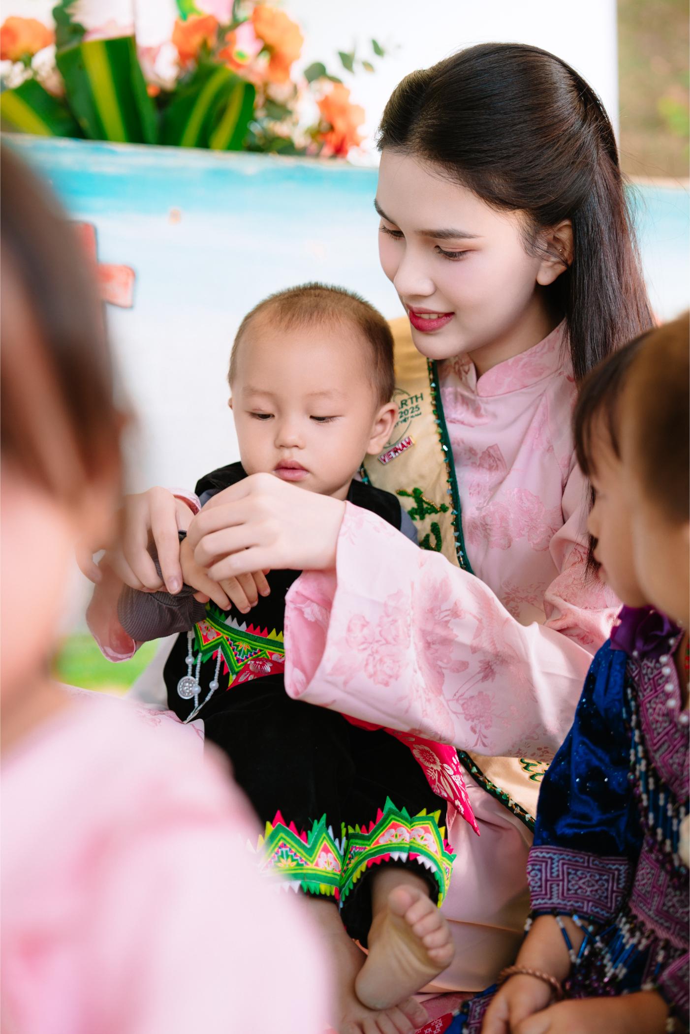 Phan Trần Linh Đan 2 Á hậu Linh Đan về thăm trường cũ, trao quà cho đàn em ngày khai giảng