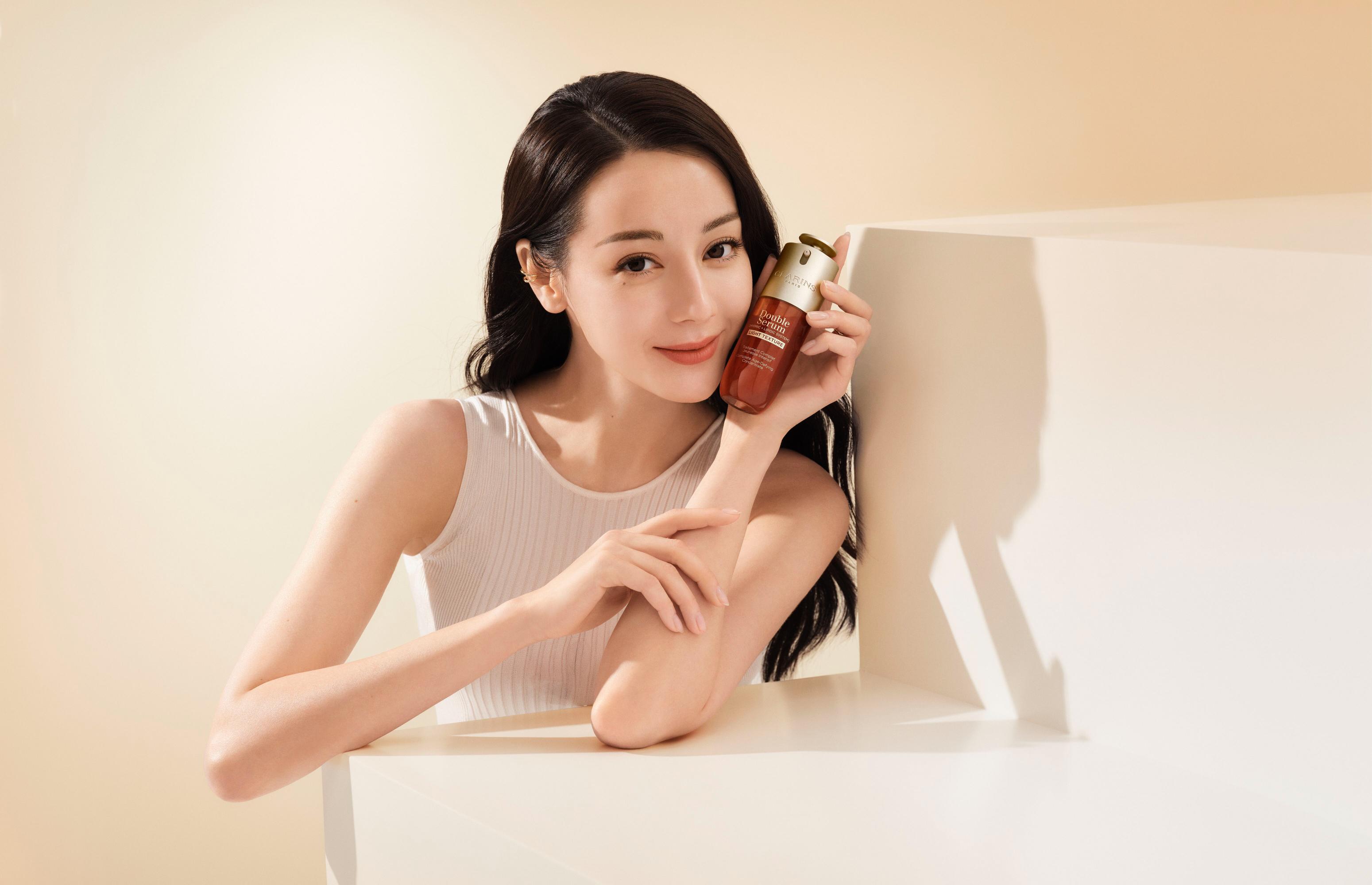 serum light 1 Clarins ra mắt Double Serum Light Texture: Kích hoạt sức mạnh chống lão hóa