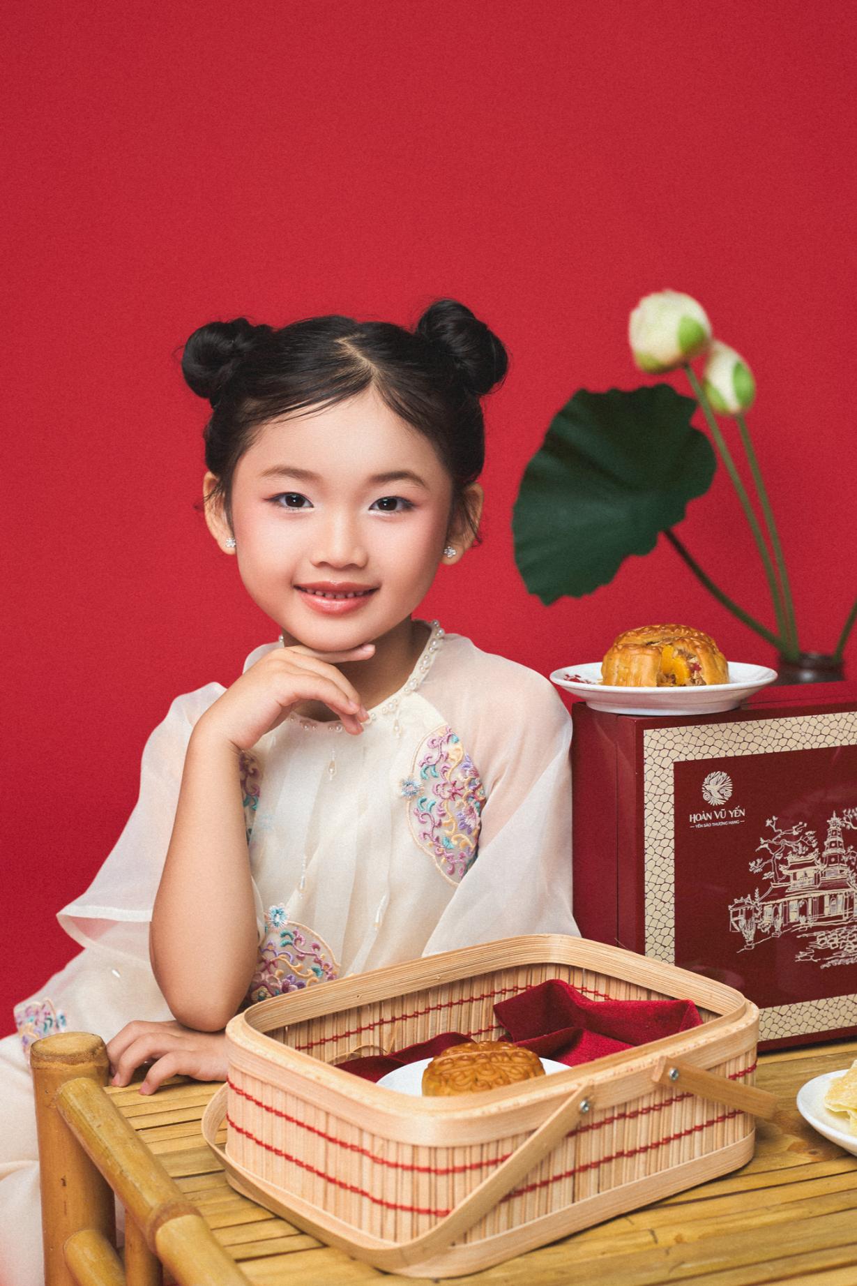 tieu cong chua 2 Tiểu công chúa Như Ý rạng rỡ trong bộ ảnh trung thu, hé lộ hành trình sau Cosmo Kids Star
