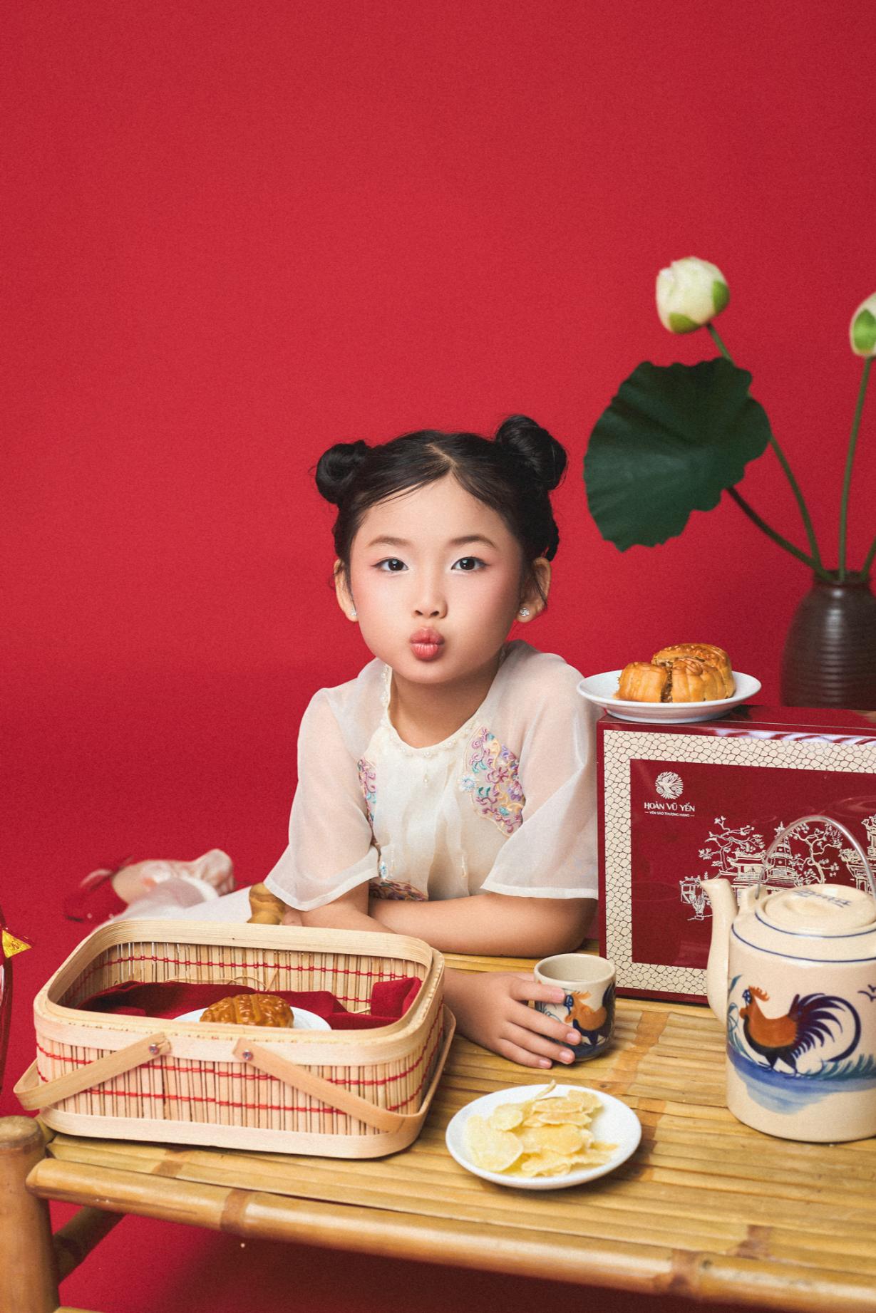 tieu cong chua 4 Tiểu công chúa Như Ý rạng rỡ trong bộ ảnh trung thu, hé lộ hành trình sau Cosmo Kids Star