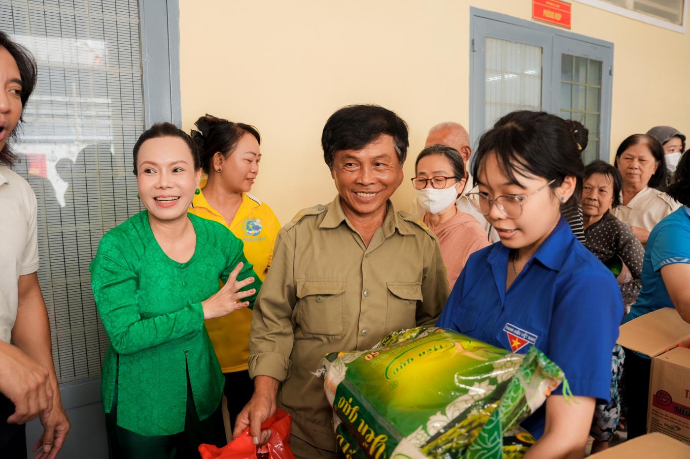 viet huong 1 Việt Hương   Hoài Phương trao 250 phần quà Vu Lan cho bà con khó khăn tại TP.HCM