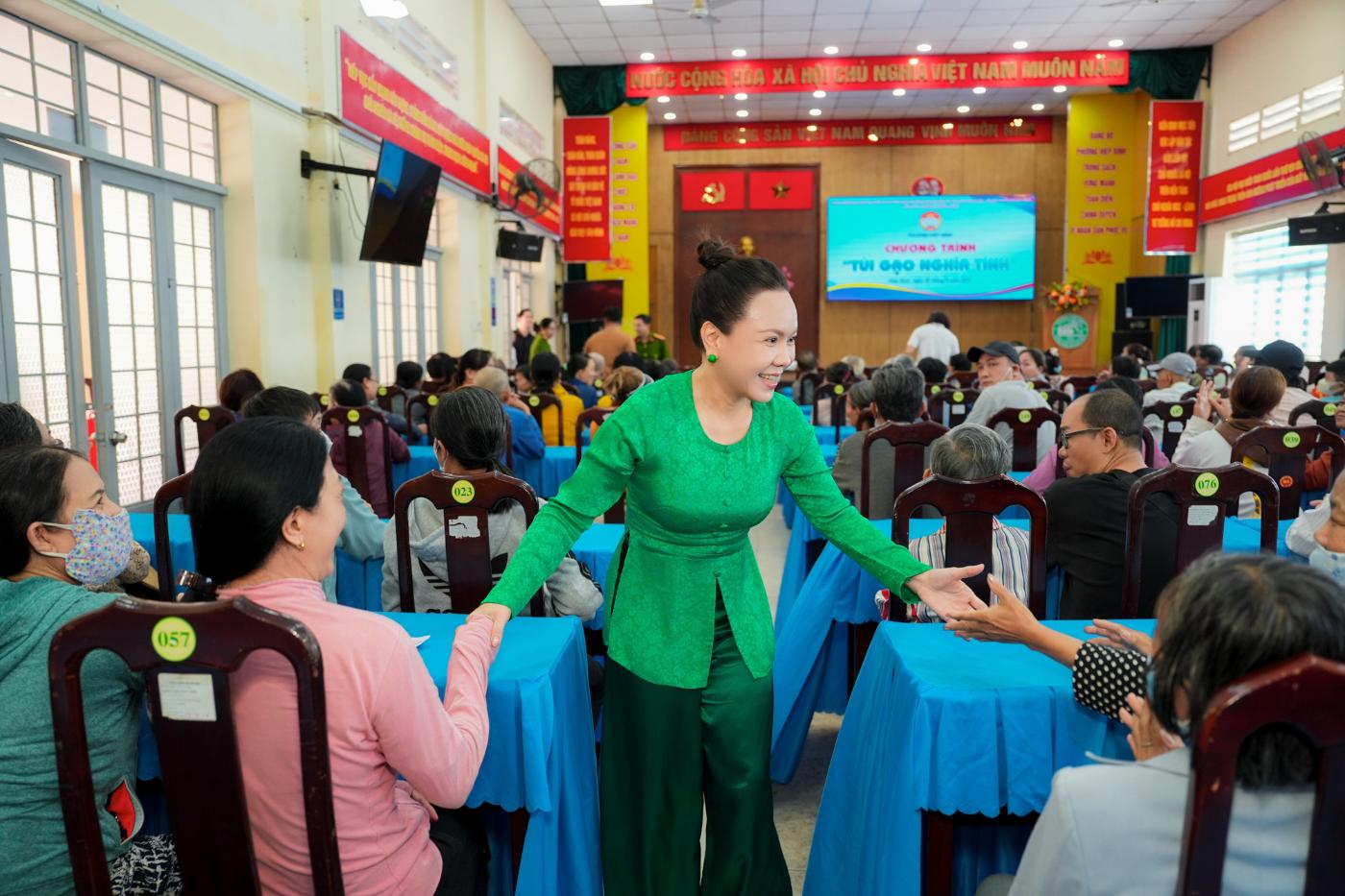 viet huong 2 Việt Hương   Hoài Phương trao 250 phần quà Vu Lan cho bà con khó khăn tại TP.HCM