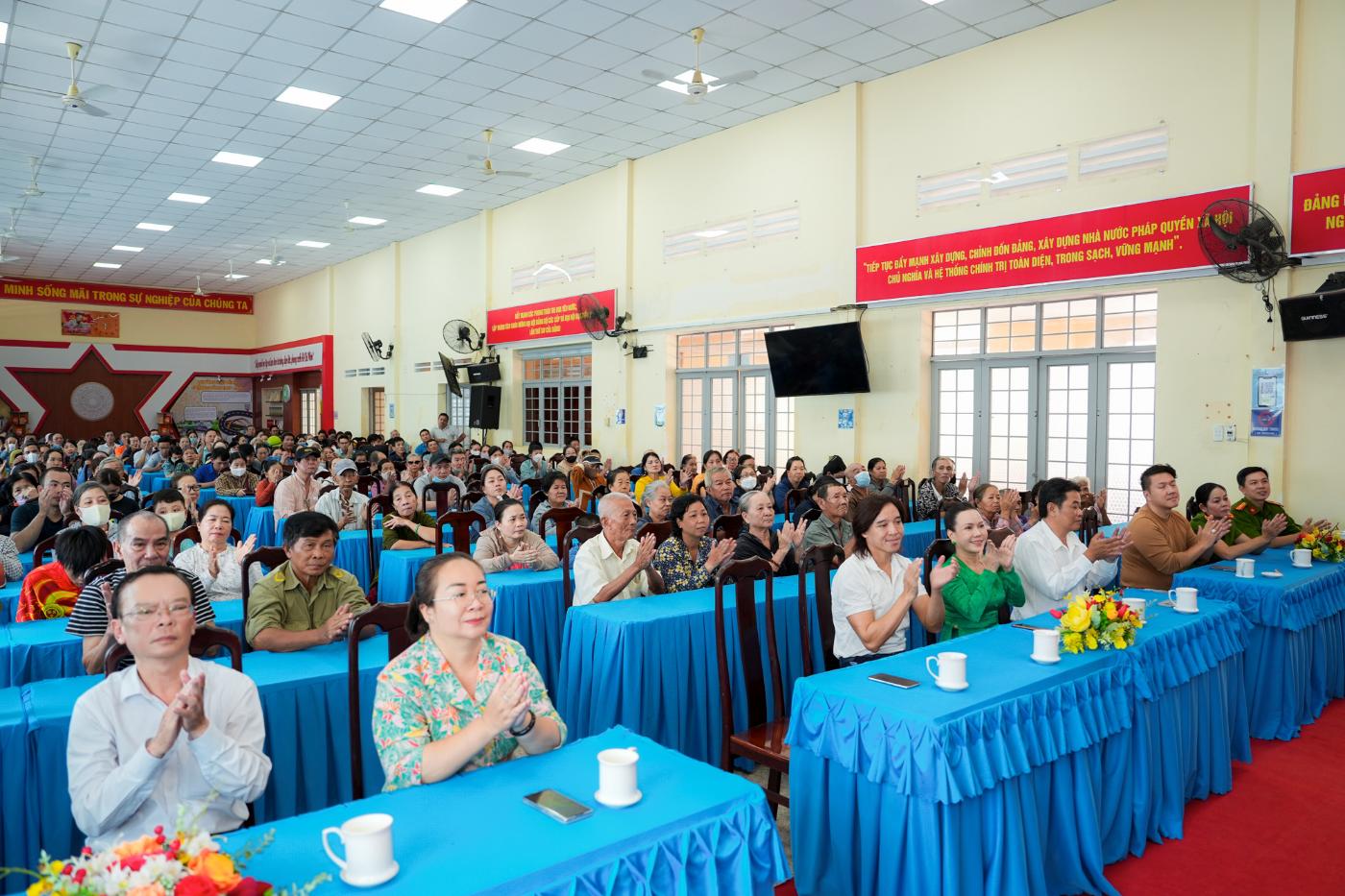 viet huong 3 Việt Hương   Hoài Phương trao 250 phần quà Vu Lan cho bà con khó khăn tại TP.HCM