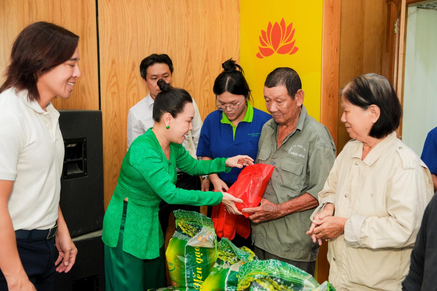 viet huong 4 Việt Hương   Hoài Phương trao 250 phần quà Vu Lan cho bà con khó khăn tại TP.HCM