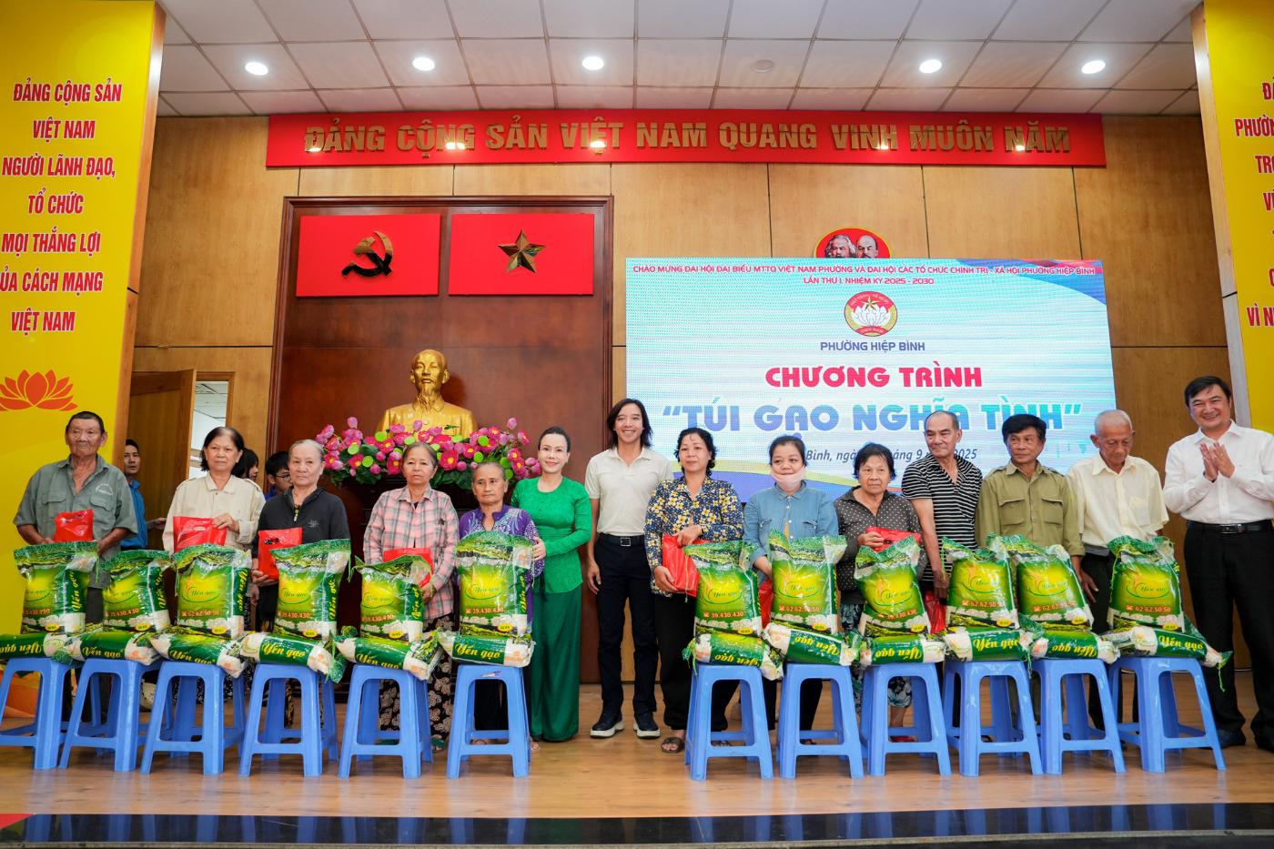 viet huong 5 Việt Hương   Hoài Phương trao 250 phần quà Vu Lan cho bà con khó khăn tại TP.HCM