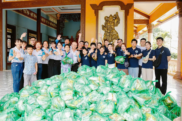 Cao Mỹ Kim trao 1000 phần quà cho các em thiếu nhi dịp Tết Trung Thu 4 Cao Mỹ Kim trao 1000 phần quà cho các em  thiếu nhi dịp Tết Trung Thu