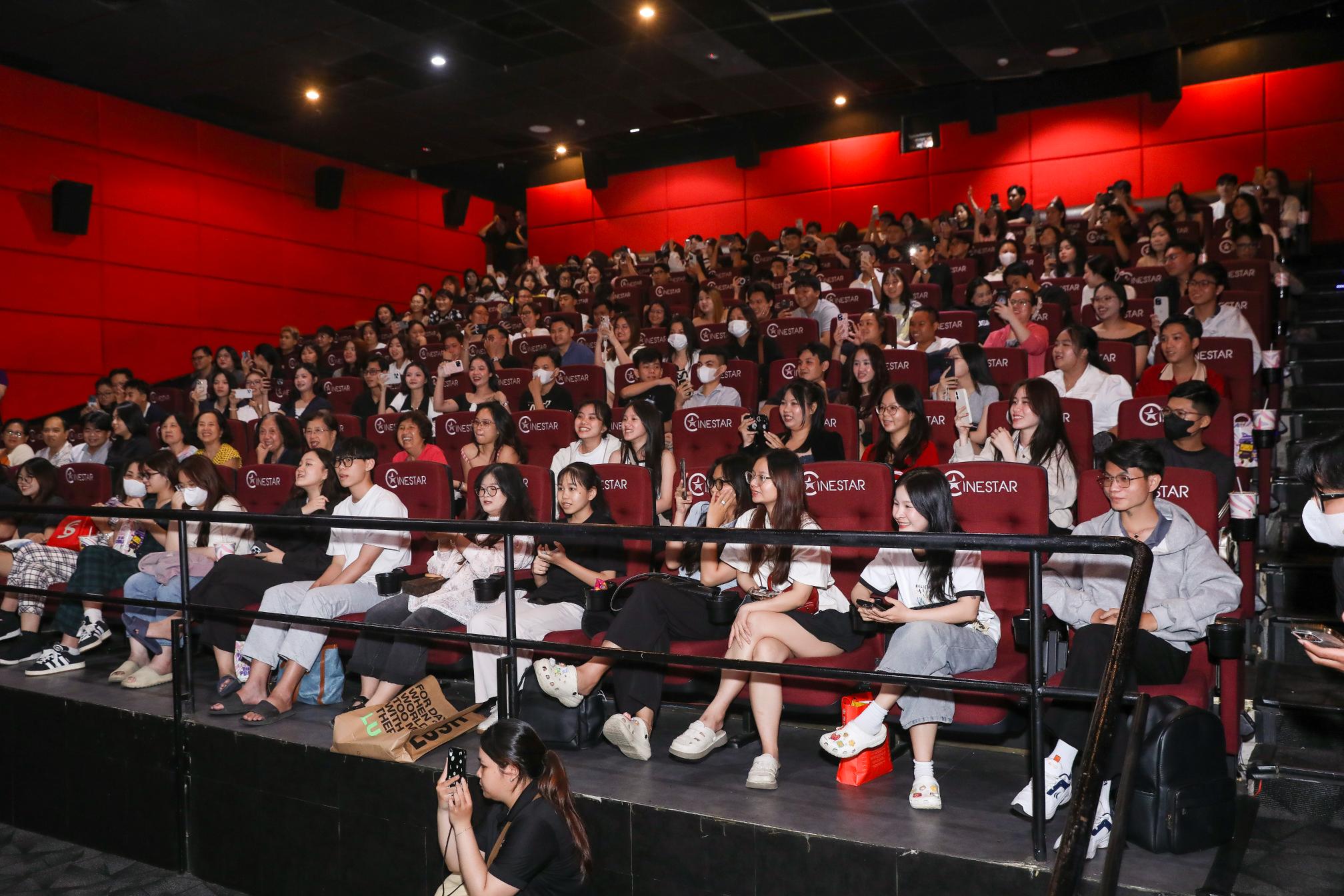 Chị Ngã Em Nâng 1 Fans đi xem Chị Ngã Em Nâng, bất ngờ bốc trúng “sít rịt”