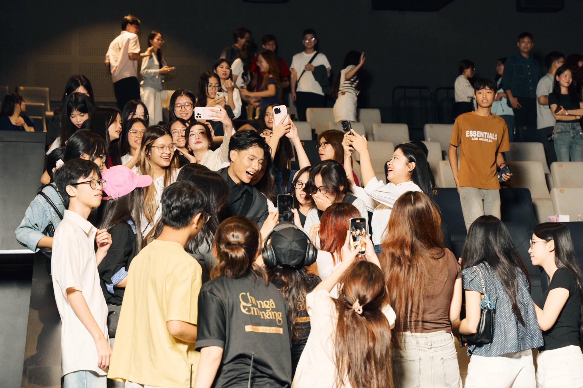 Chị Ngã Em Nâng 2 Fans đi xem Chị Ngã Em Nâng, bất ngờ bốc trúng “sít rịt”